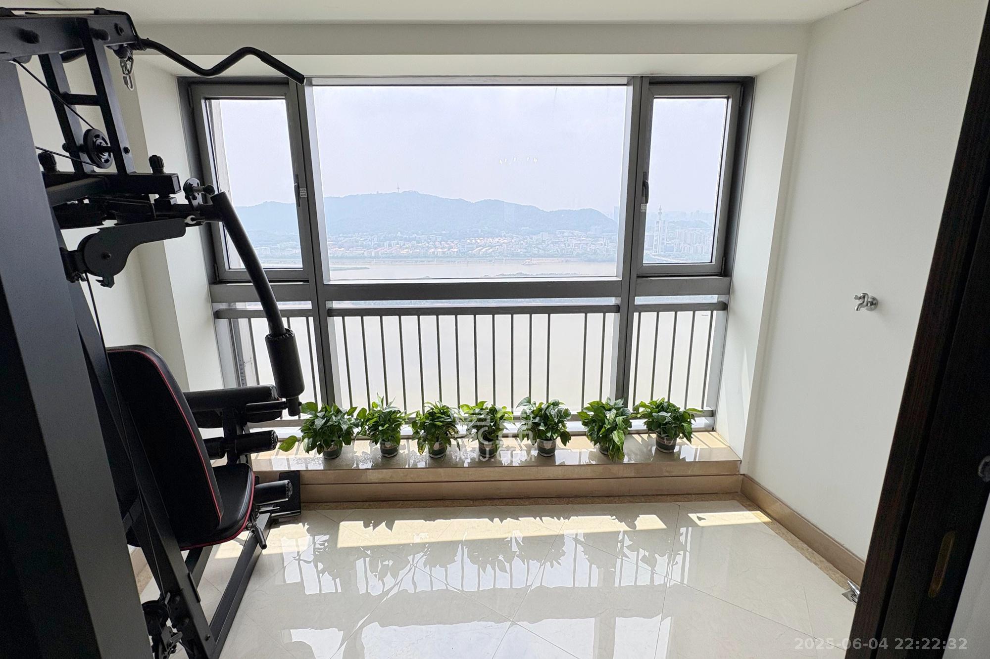 华远隆玺  3室2厅3卫   520.00万阳台
