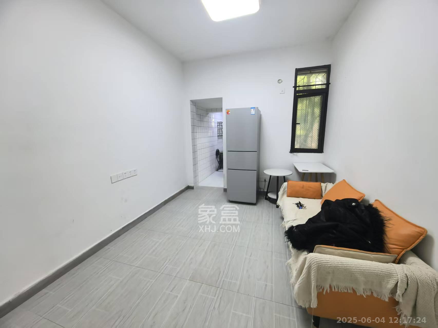 三湘小区  2室1厅1卫    1500.0元/月室内图1
