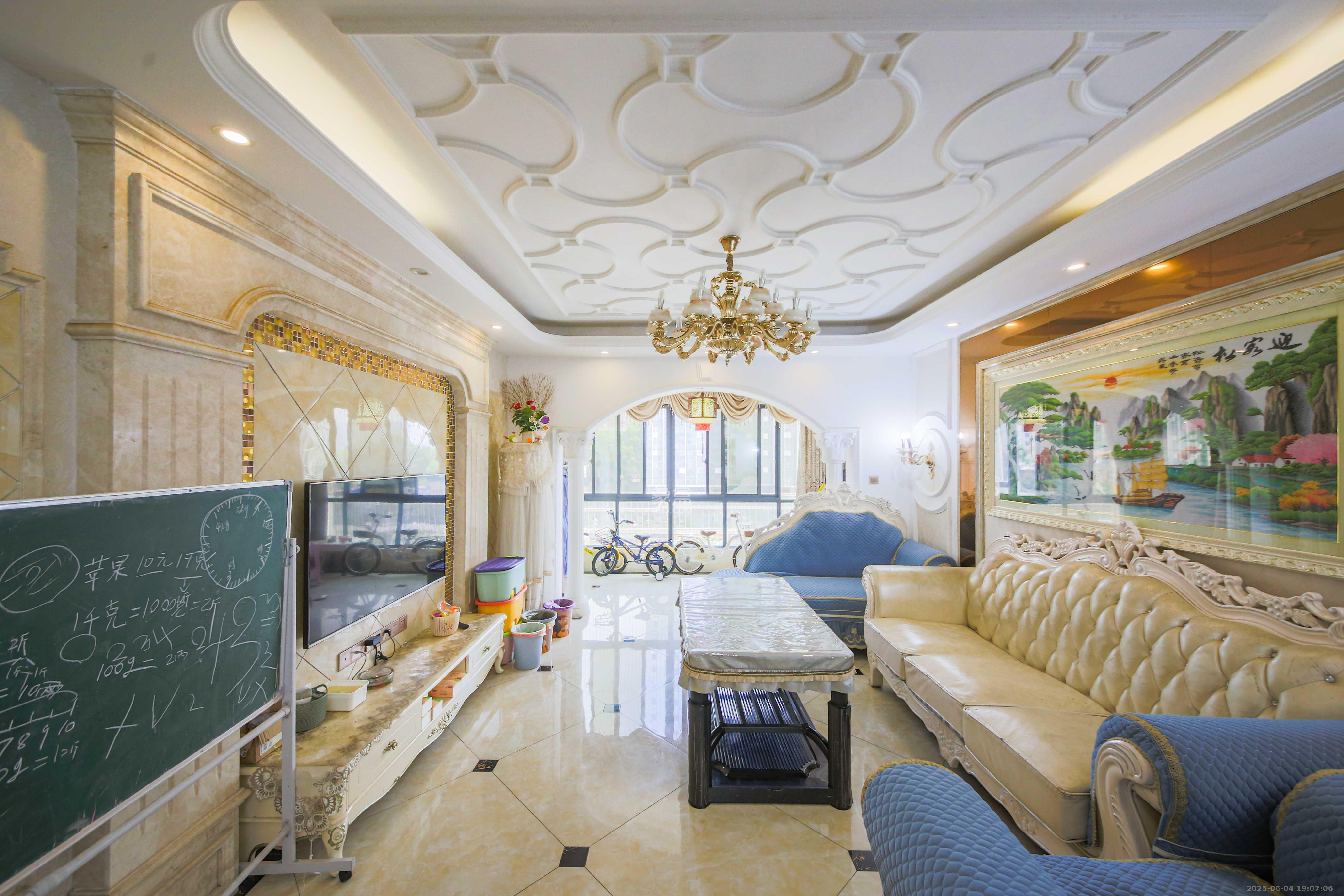 中南红领邦(红星嘉和苑)  1室2厅2卫    120.0万 中南红领邦(红星嘉和苑)  1室2厅2卫    120.0万客厅