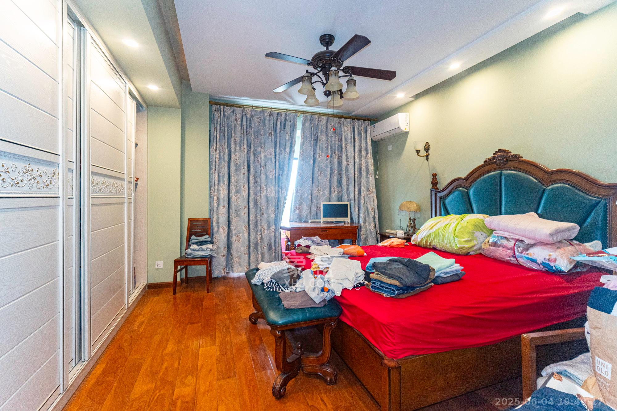 山水芙蓉国际新城  5室2厅2卫    688.0万 山水芙蓉国际新城  5室2厅2卫    688.0万卧室