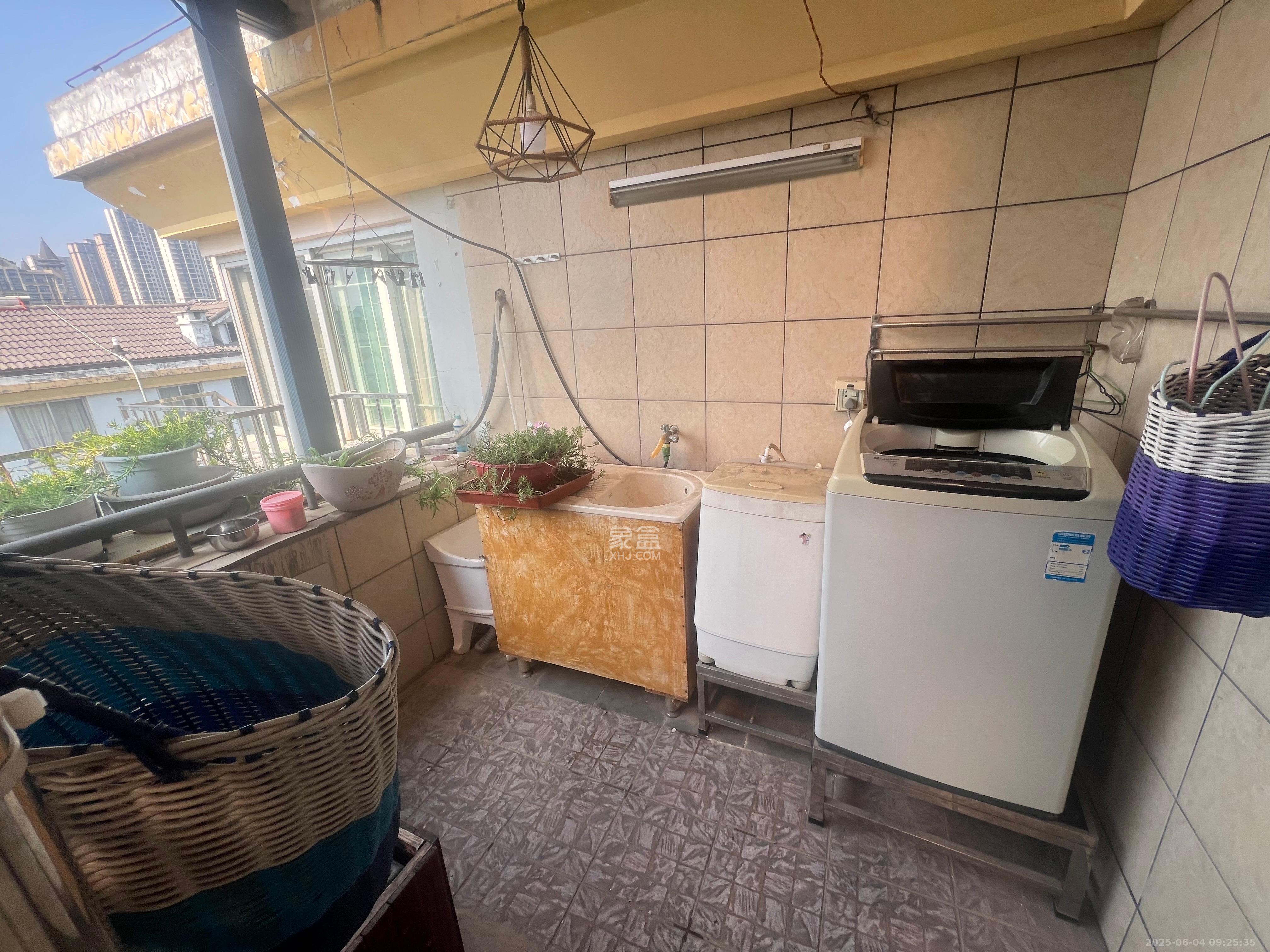咸嘉新村嘉兴苑  3室2厅2卫   2400.00元/月室内图