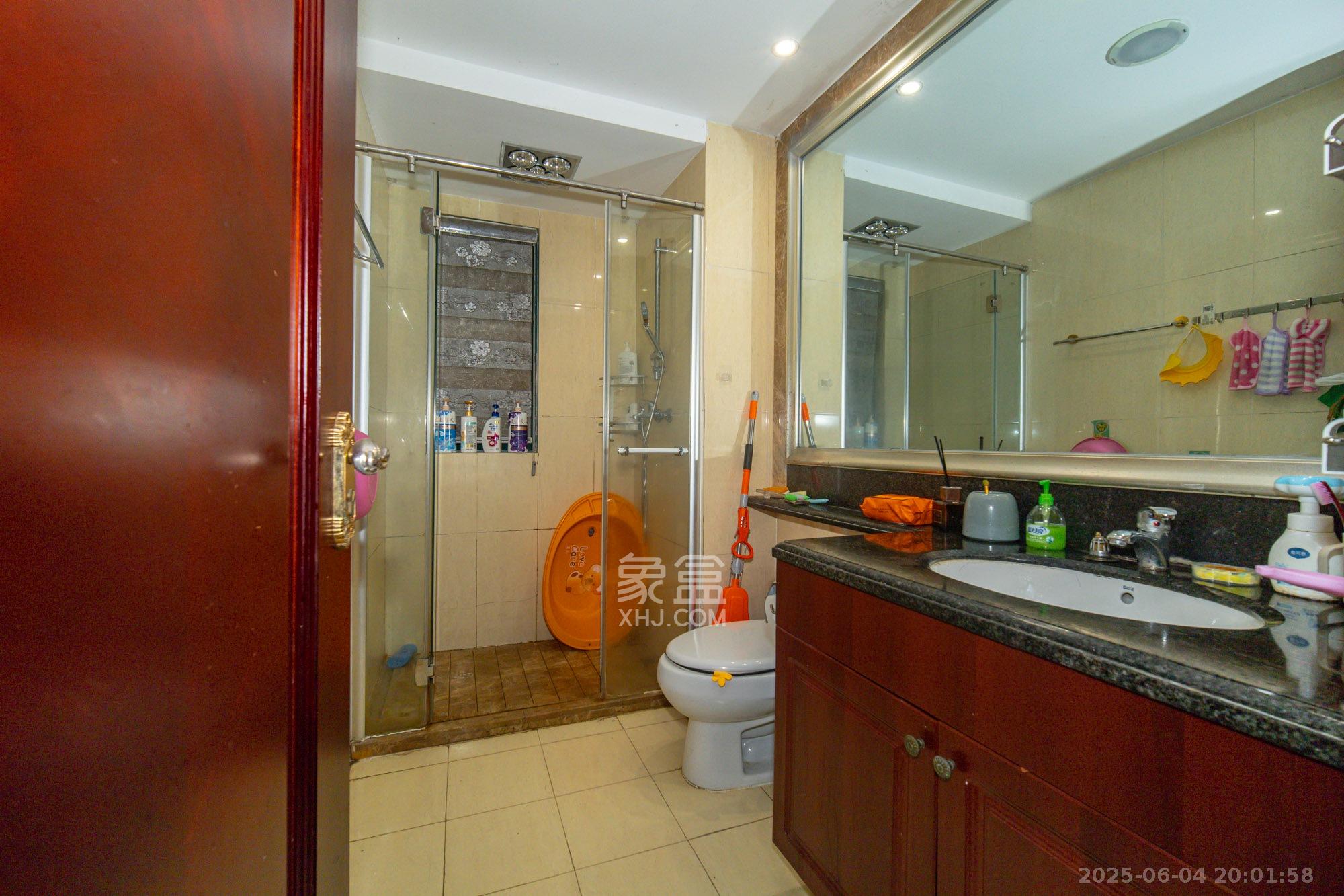 恒大翡翠华庭 3室2厅1卫 69.0万 恒大翡翠华庭 3室2厅1卫 69.0万卫生间