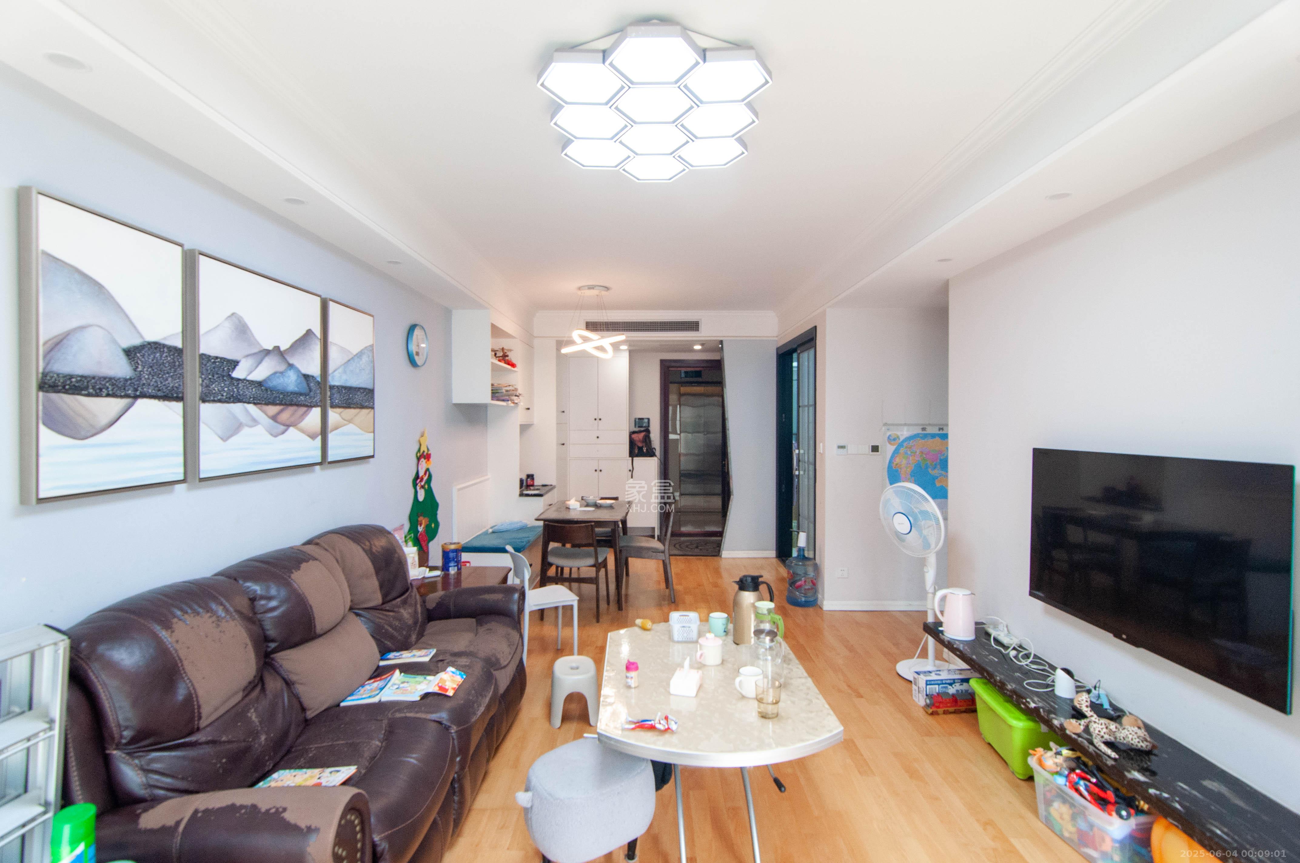 梅溪湖金茂悦(金悦雅苑)  3室2厅2卫    149.0万 梅溪湖金茂悦(金悦雅苑)  3室2厅2卫    149.0万客厅