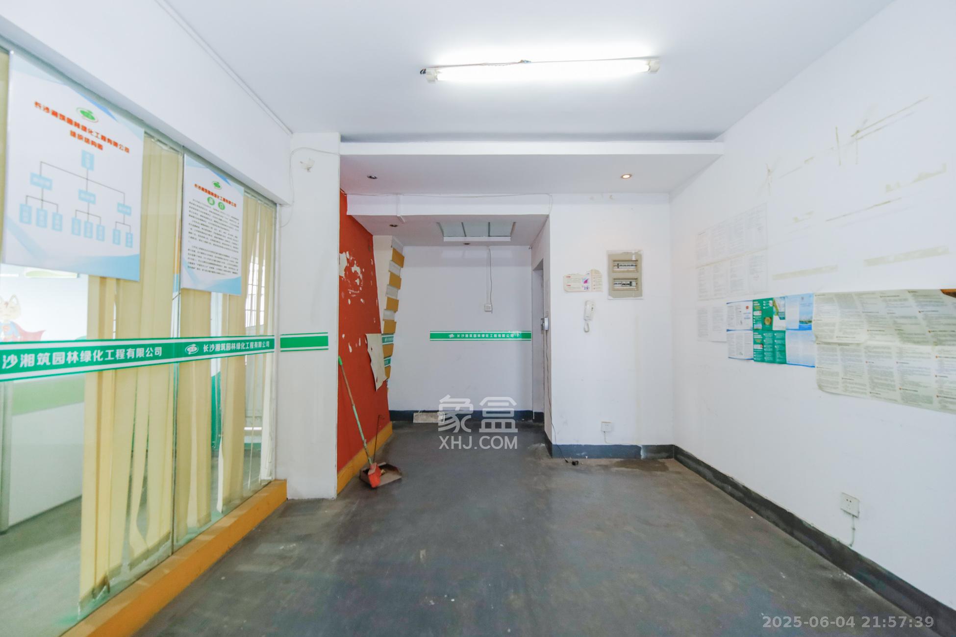 路桥大厦  4室2厅2卫   122.00万客厅