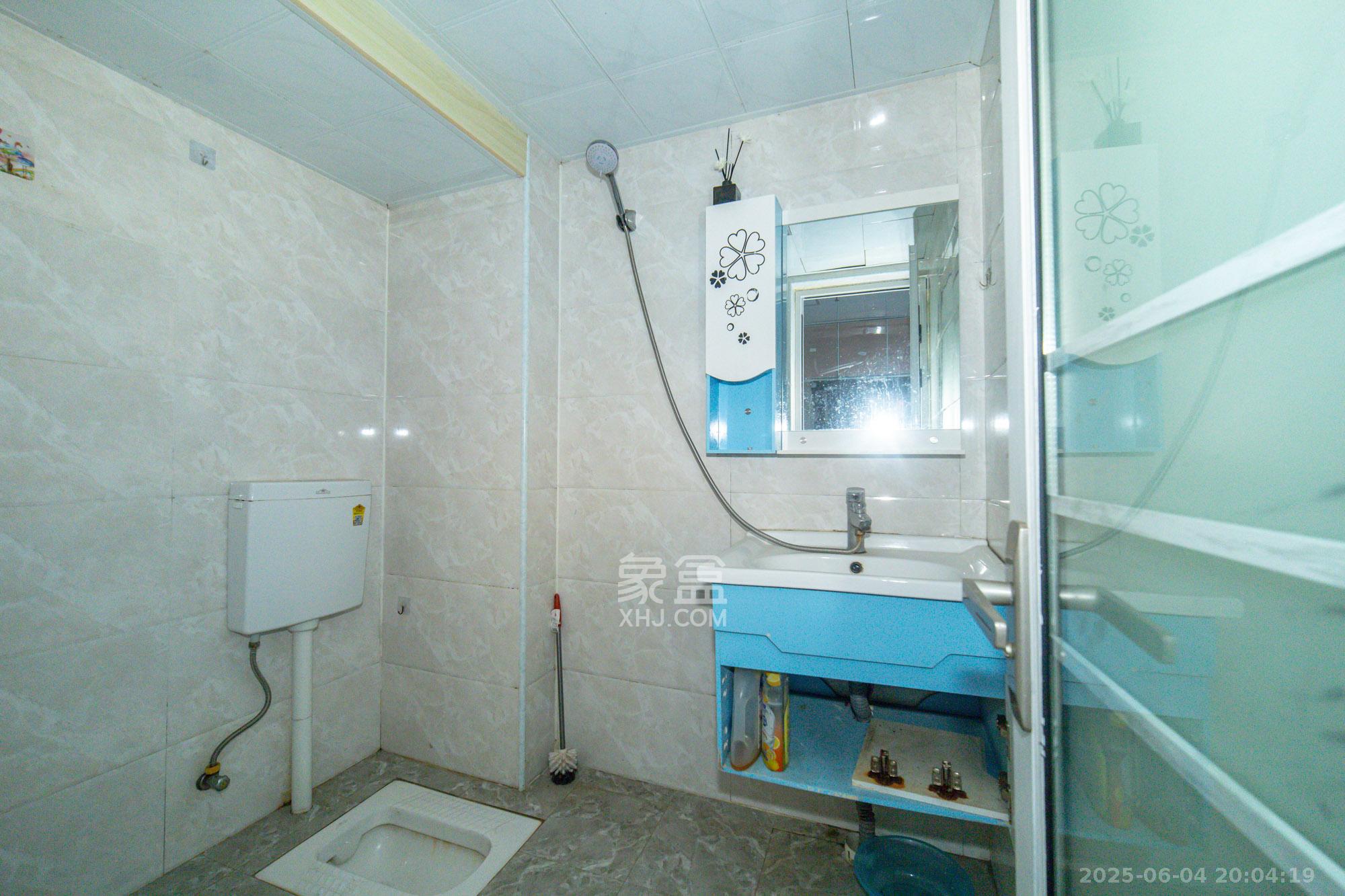 MOMA当代广场  1室1厅1卫    22.0万 MOMA当代广场  1室1厅1卫    22.0万卫生间