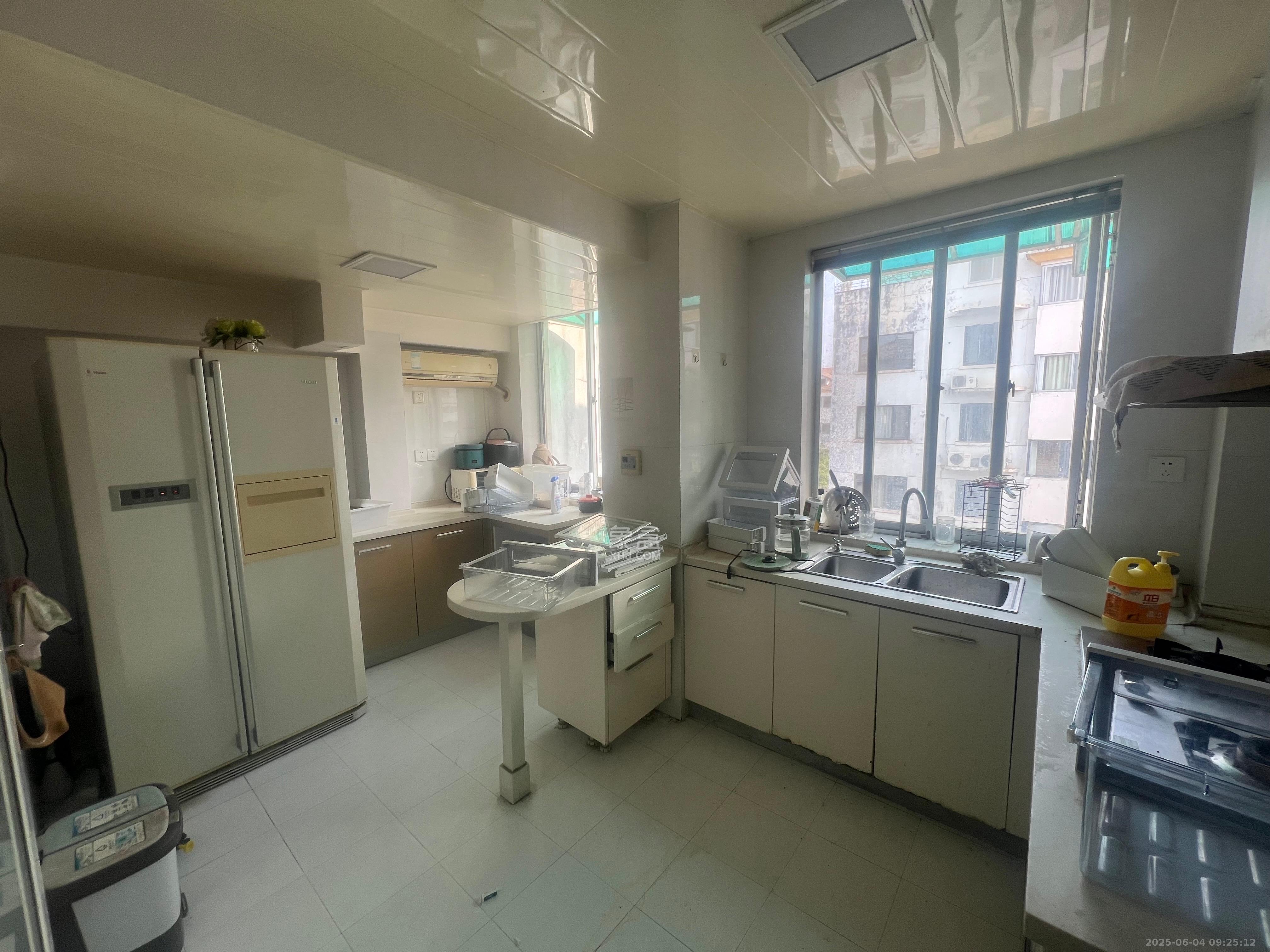 咸嘉新村嘉兴苑  3室2厅2卫   2400.00元/月室内图