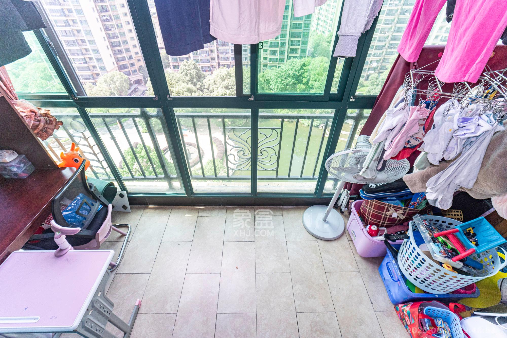 恒大翡翠华庭  3室2厅1卫    79.8万 恒大翡翠华庭  3室2厅1卫    79.8万阳台