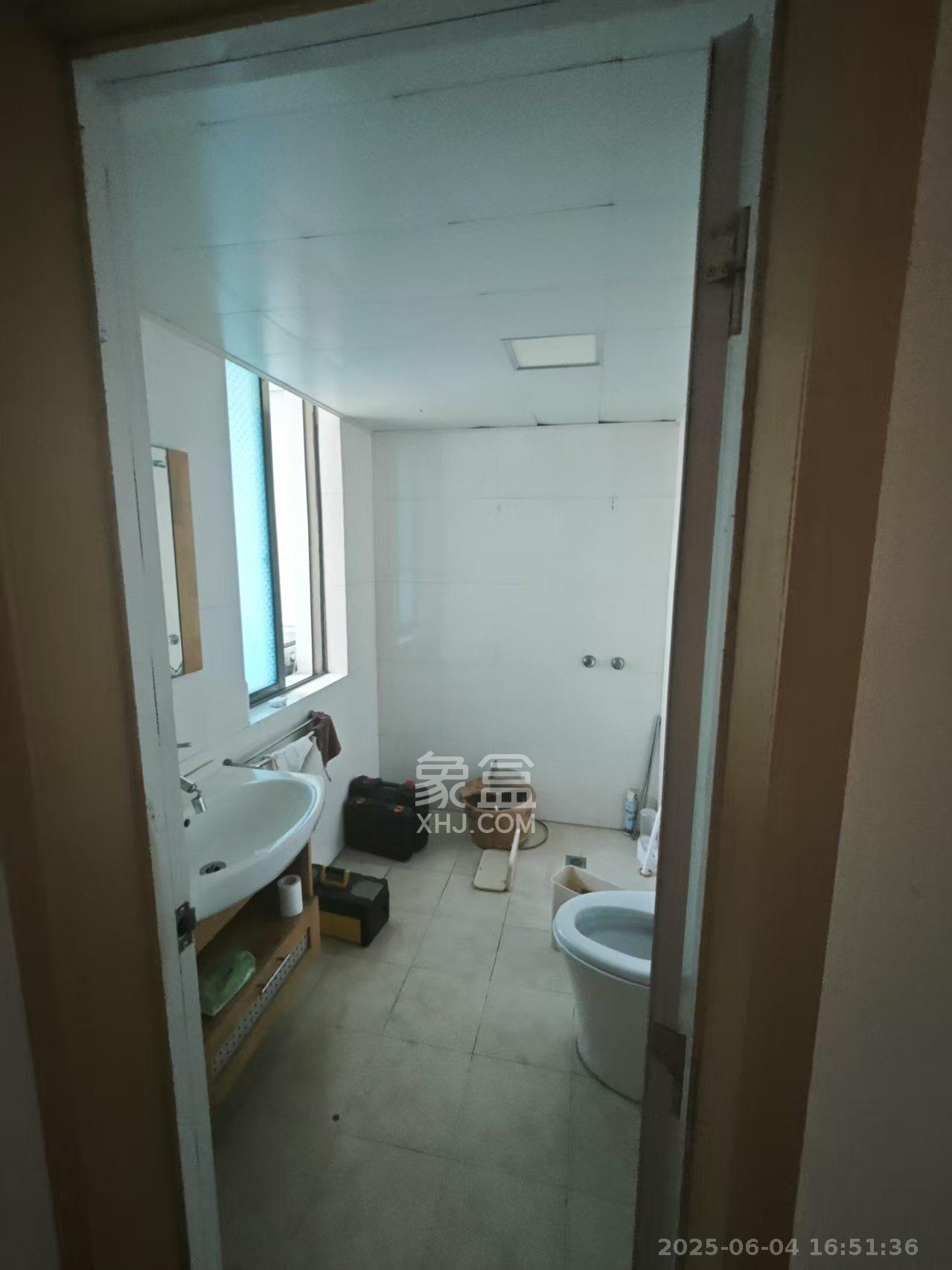 金色比华利  3室2厅2卫    2600.0元/月 金色比华利  3室2厅2卫    2600.0元/月室内图