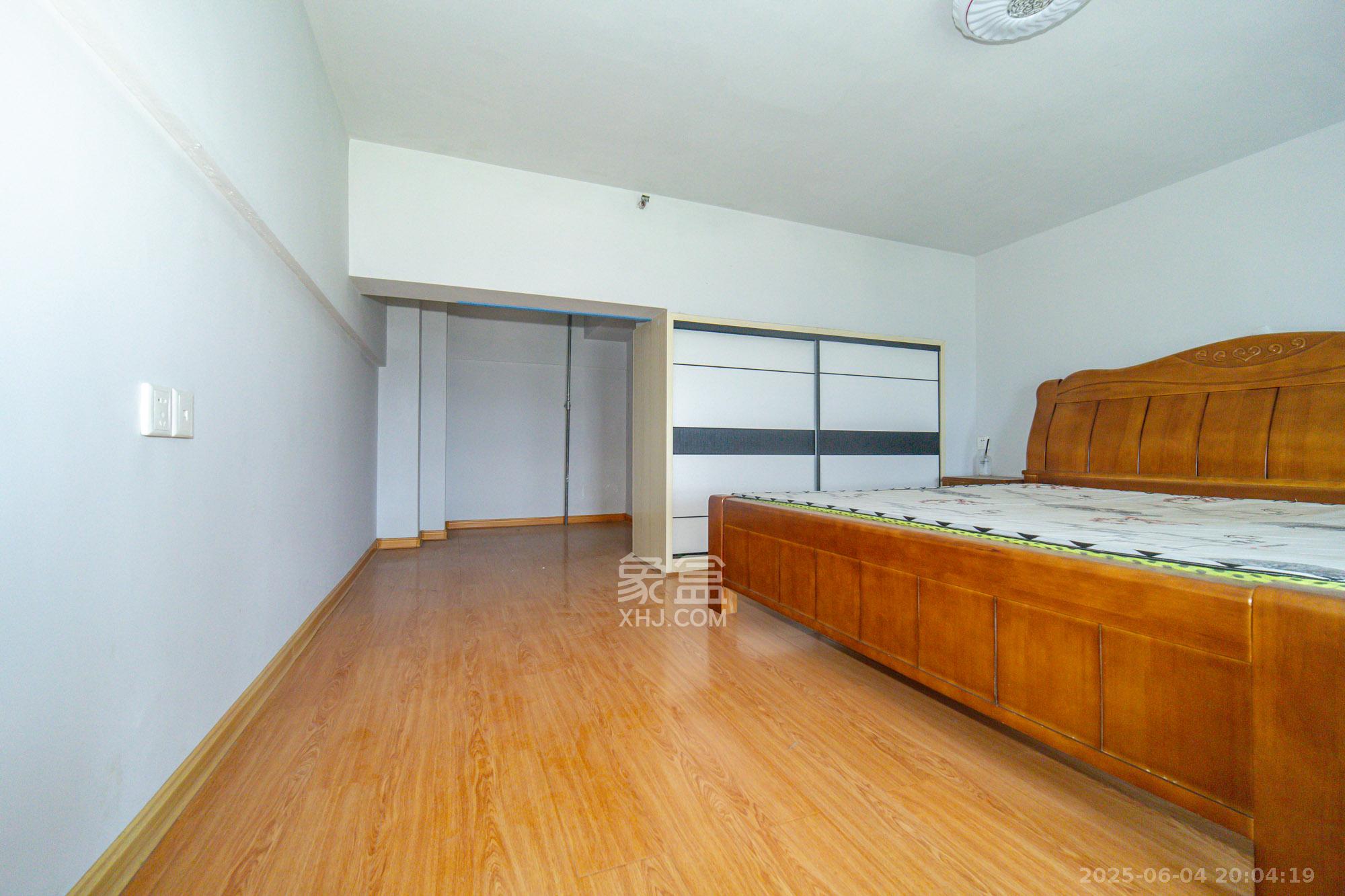 MOMA当代广场  1室1厅1卫    22.0万 MOMA当代广场  1室1厅1卫    22.0万卧室