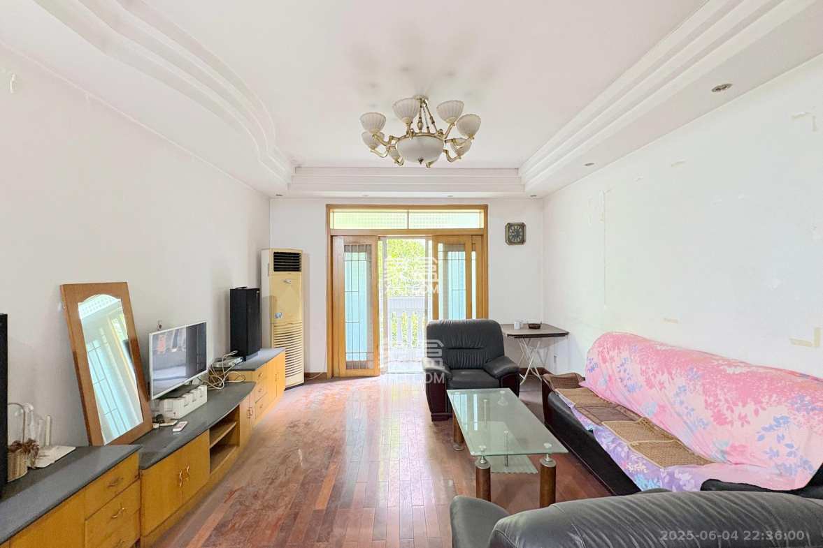 泰时新雅园  3室2厅2卫    92.8万 泰时新雅园  3室2厅2卫    92.8万客厅