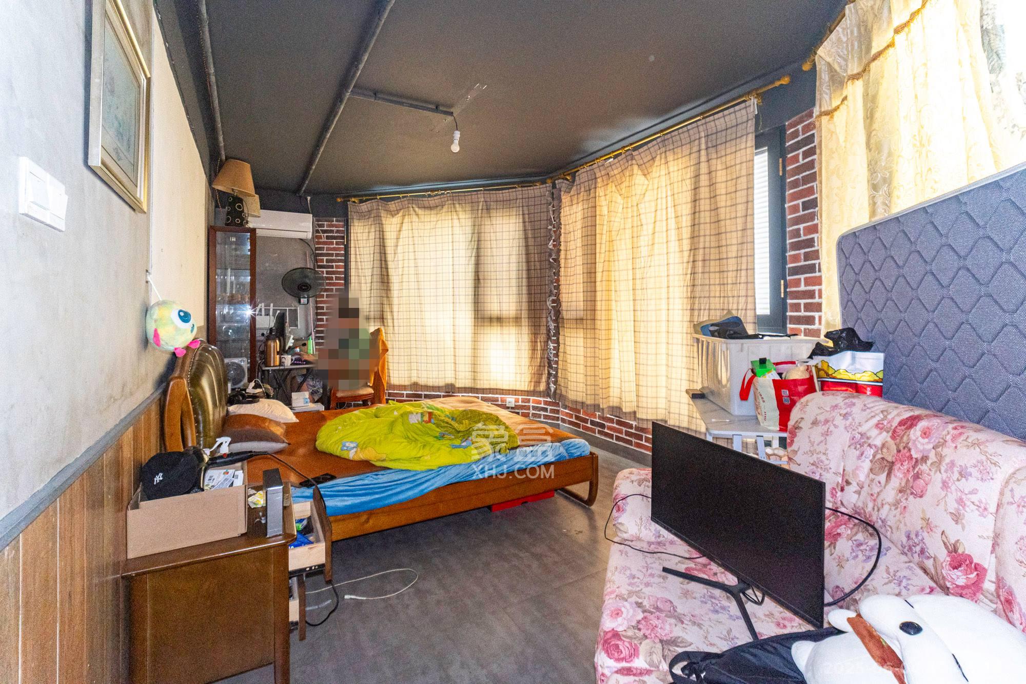 山水芙蓉国际新城  5室2厅2卫    688.0万 山水芙蓉国际新城  5室2厅2卫    688.0万卧室