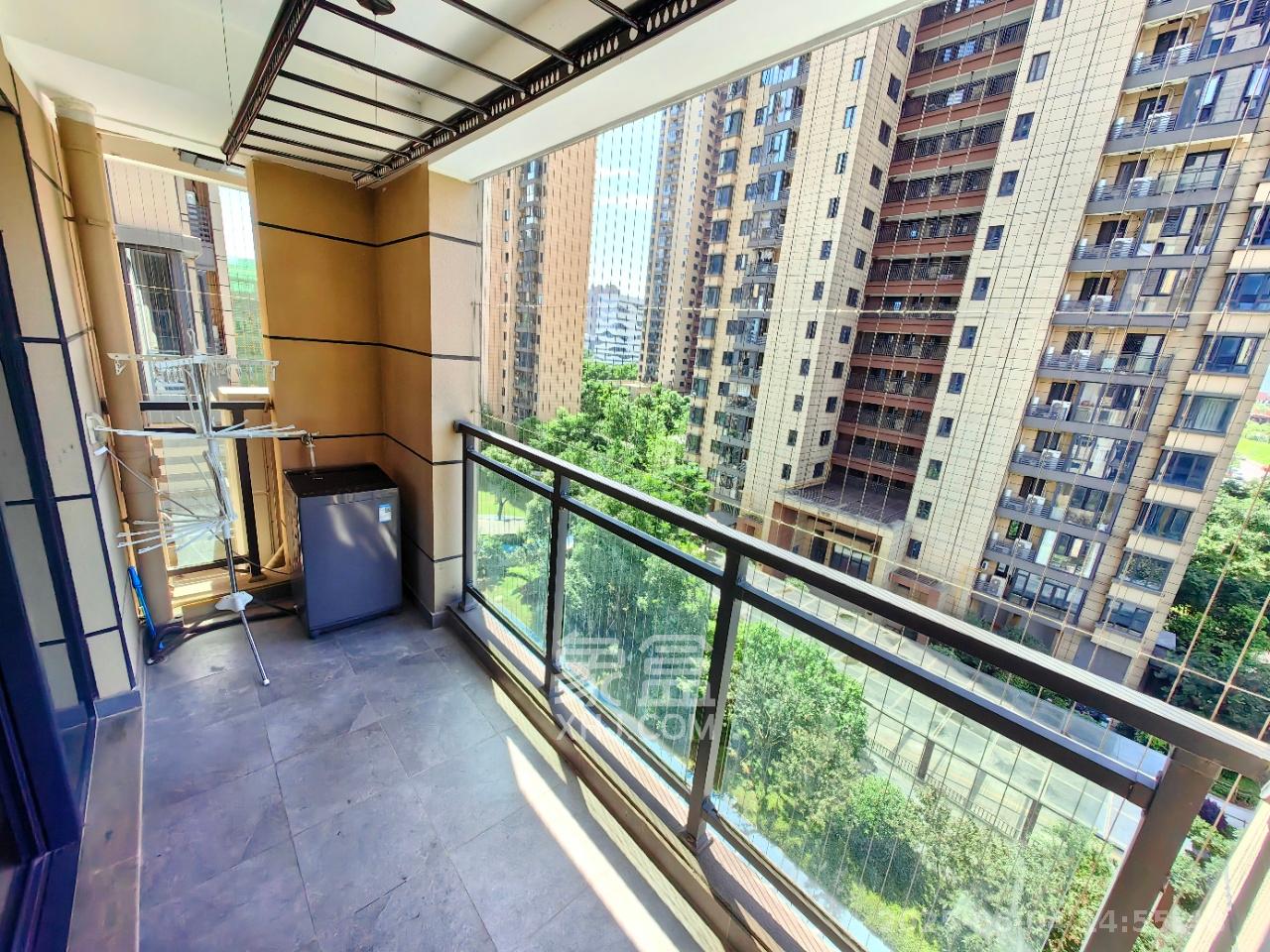 梦想新天地  3室2厅2卫   2800.00元/月室内图