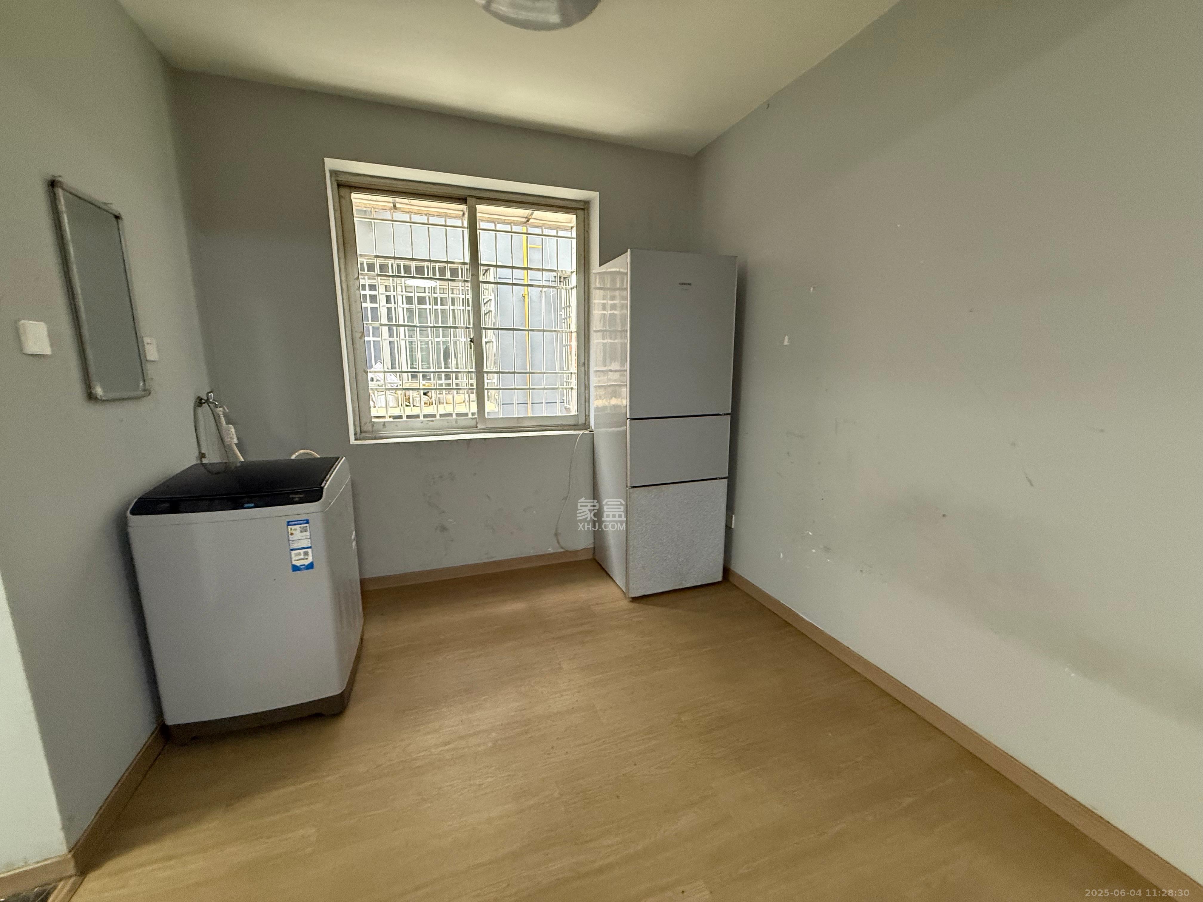 湖南长沙制鞋厂 4室2厅1卫 2800.0元/月 湖南长沙制鞋厂 4室2厅1卫 2800.0元/月室内图