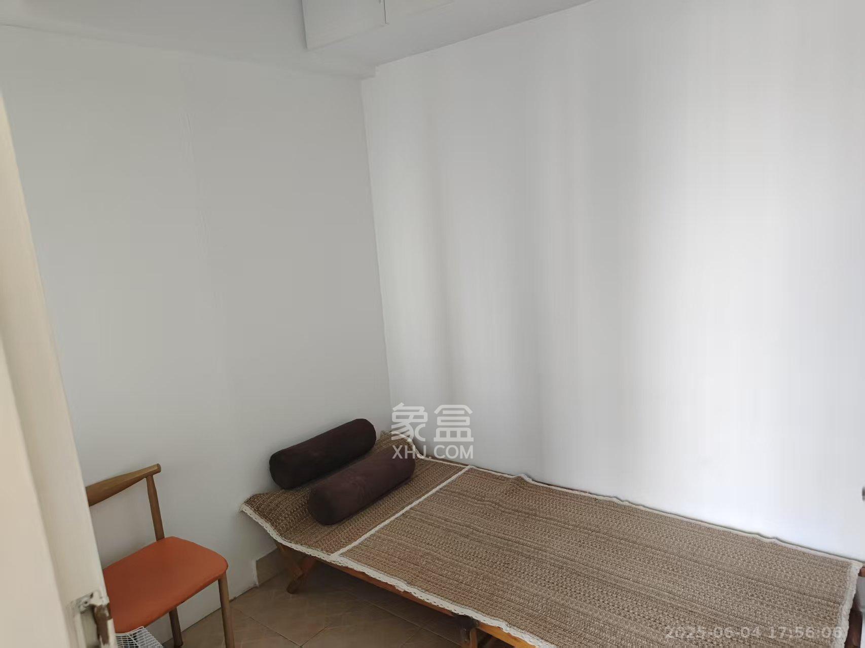 荷花园电信宿舍（天辰荷花苑）  4室2厅2卫   4500.00元/月室内图