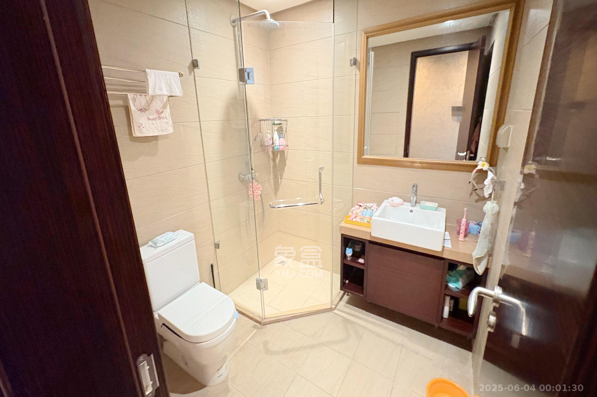 华远华中心  4室2厅4卫   720.00万卫生间