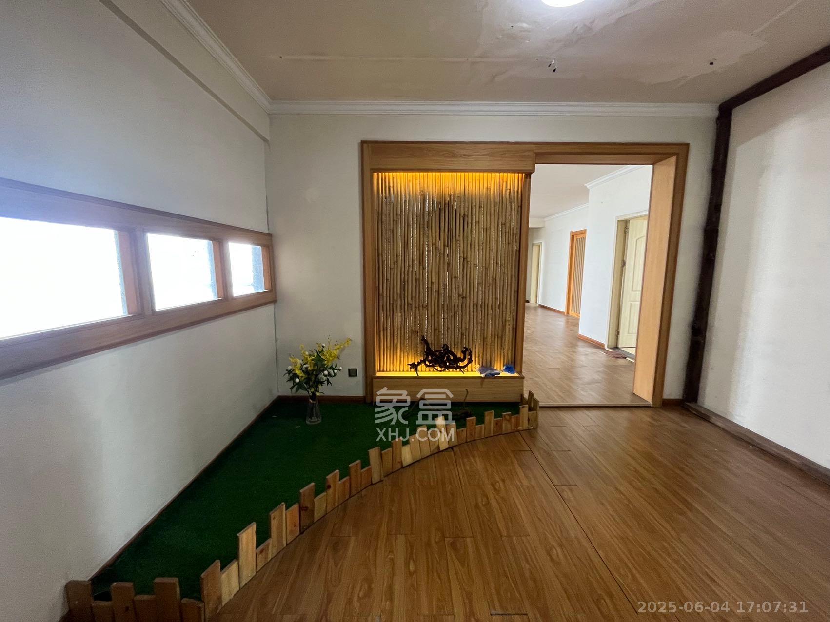 湘江世纪城湘江豪庭  4室2厅2卫    4600.0元/月 湘江世纪城湘江豪庭  4室2厅2卫    4600.0元/月