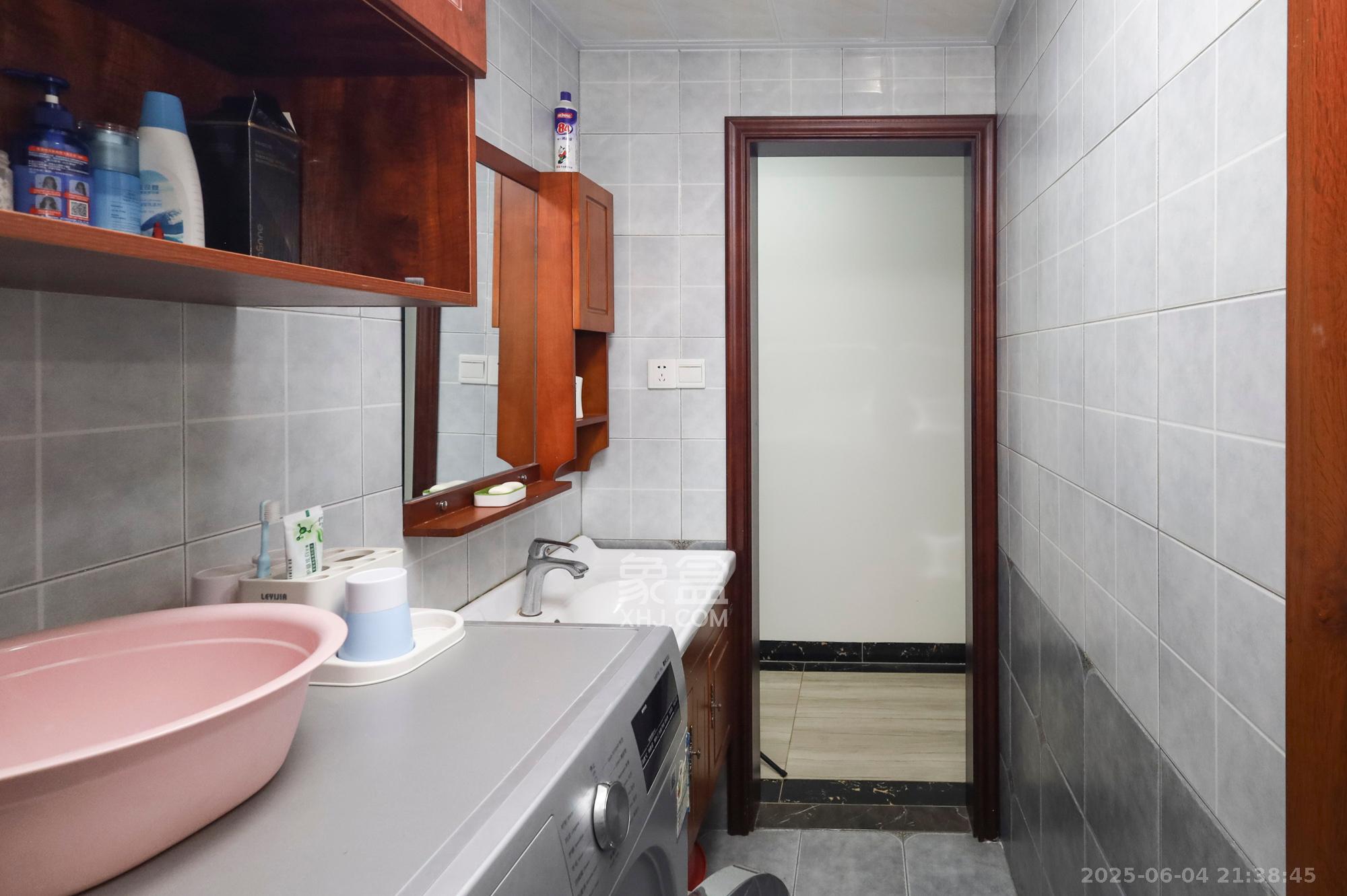 顺天御岭 4室2厅2卫 178.0万 顺天御岭 4室2厅2卫 178.0万卫生间