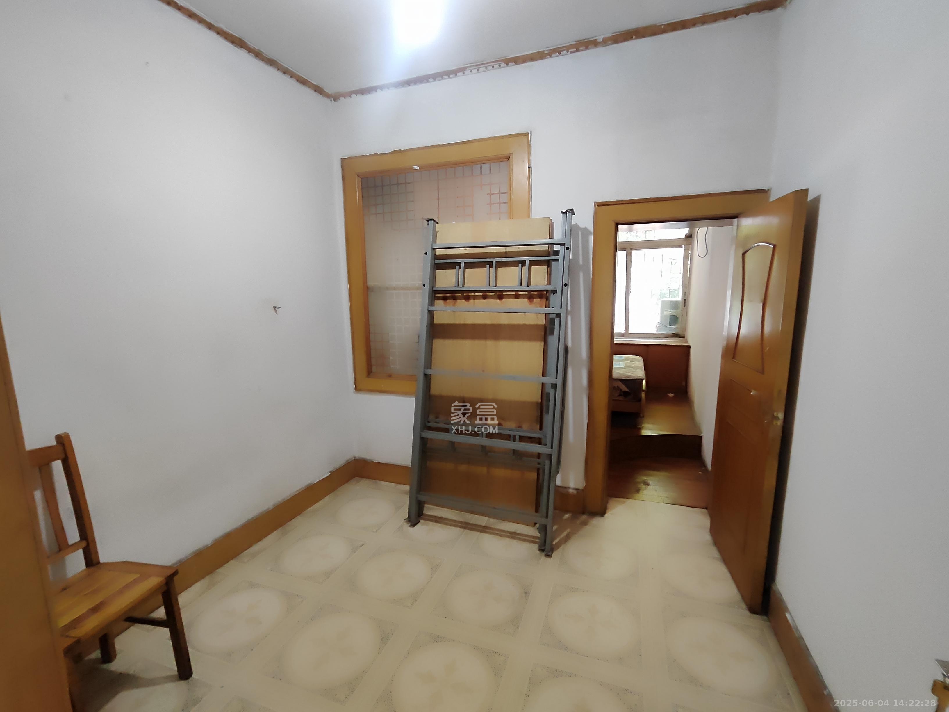 消防大厦宿舍楼 3室1厅1卫 2000.0元/月 消防大厦宿舍楼 3室1厅1卫 2000.0元/月室内图