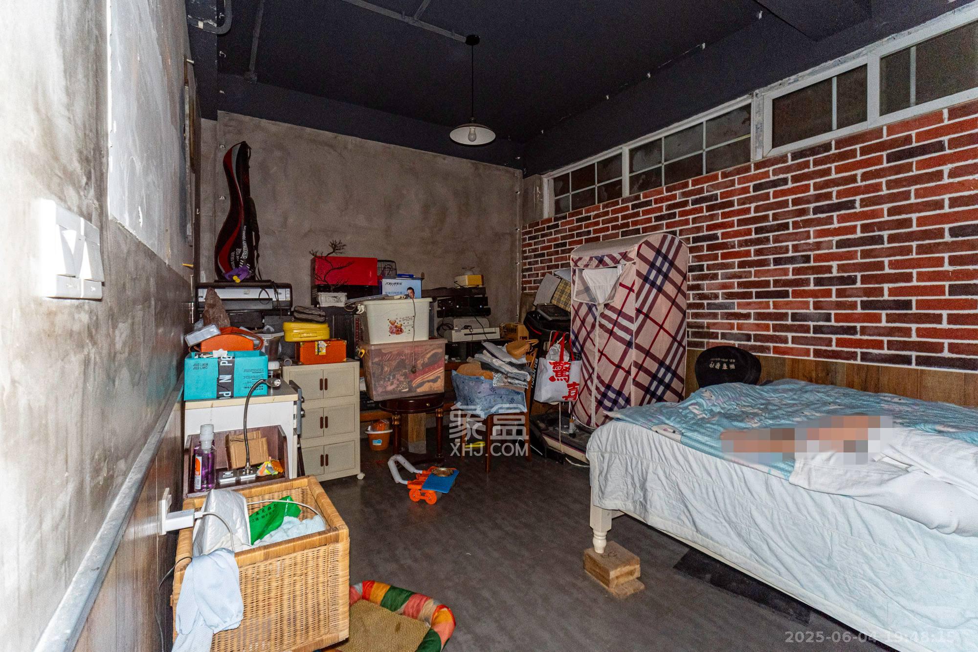 山水芙蓉国际新城  5室2厅2卫    688.0万 山水芙蓉国际新城  5室2厅2卫    688.0万卧室