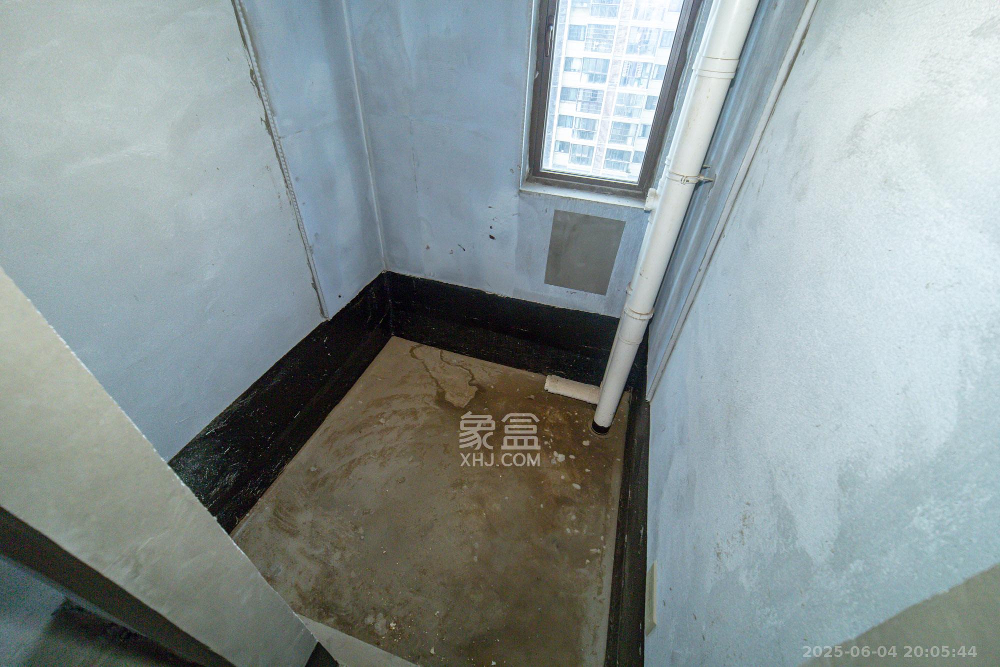 华润置地广场二期  4室2厅2卫   100.00万卫生间