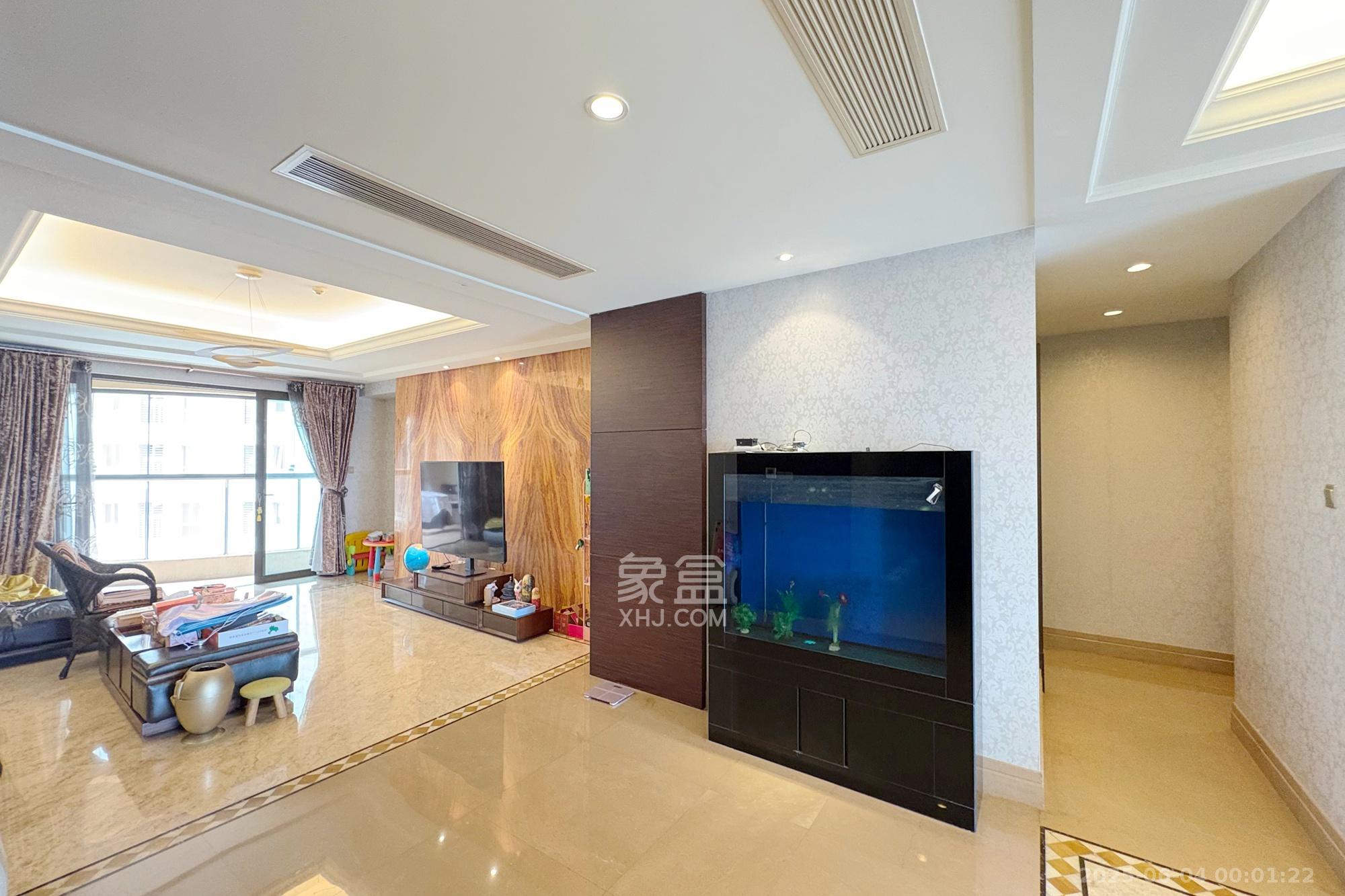 华远华中心  4室2厅4卫   720.00万客厅