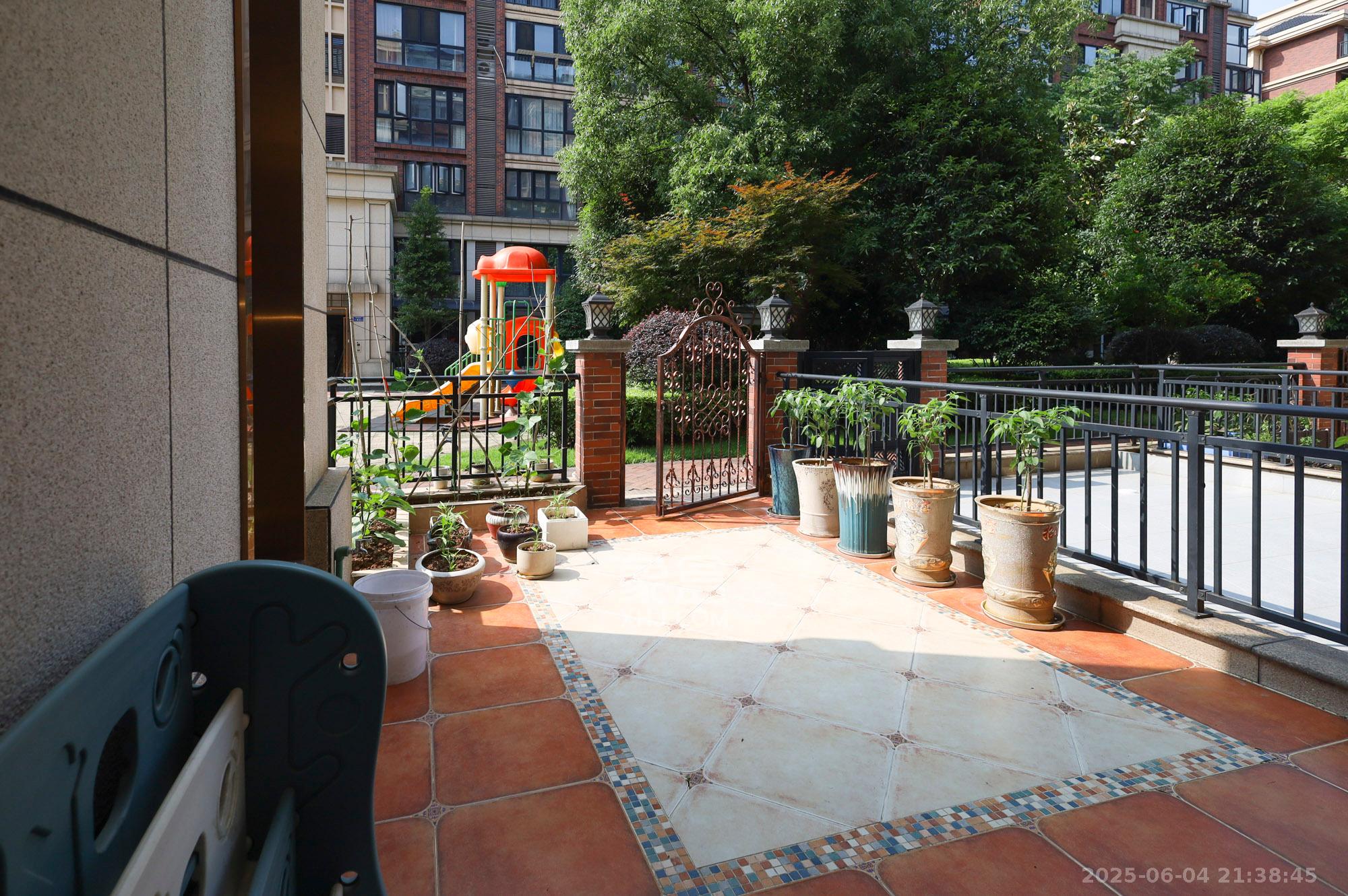 顺天御岭 4室2厅2卫 178.0万 顺天御岭 4室2厅2卫 178.0万阳台