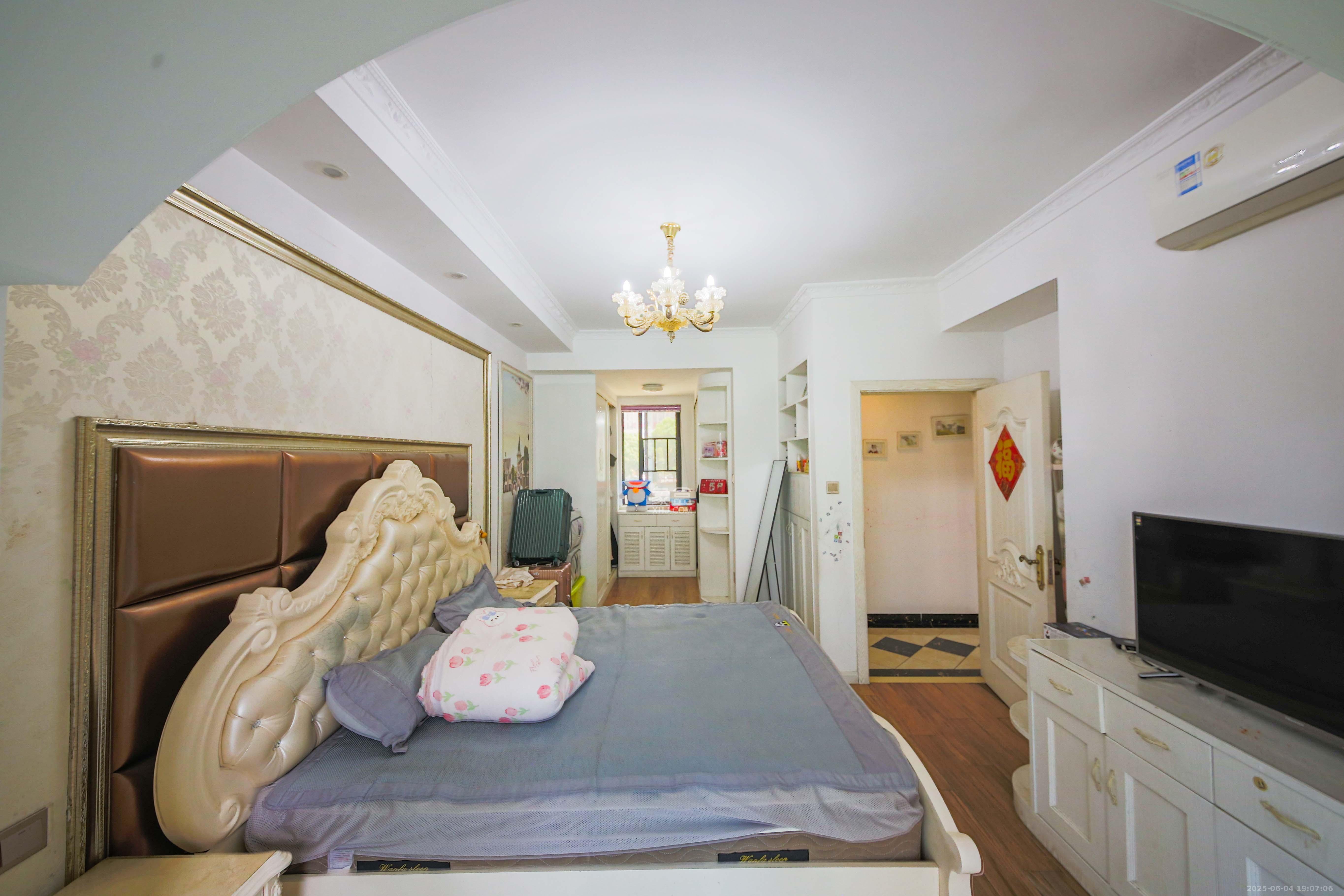 中南红领邦(红星嘉和苑)  1室2厅2卫    120.0万 中南红领邦(红星嘉和苑)  1室2厅2卫    120.0万卧室