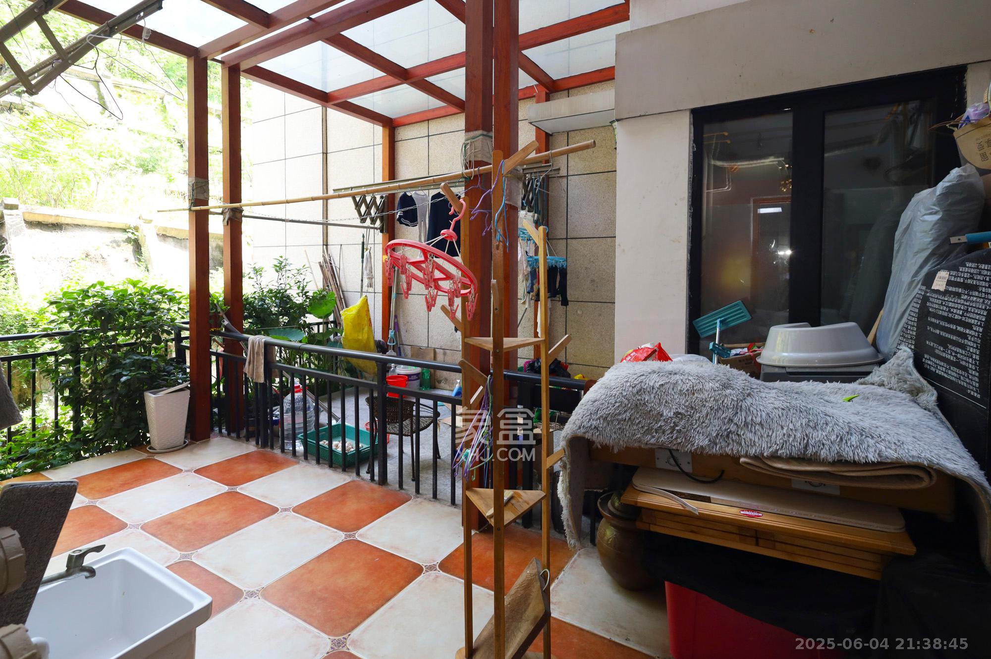 顺天御岭 4室2厅2卫 178.0万 顺天御岭 4室2厅2卫 178.0万阳台