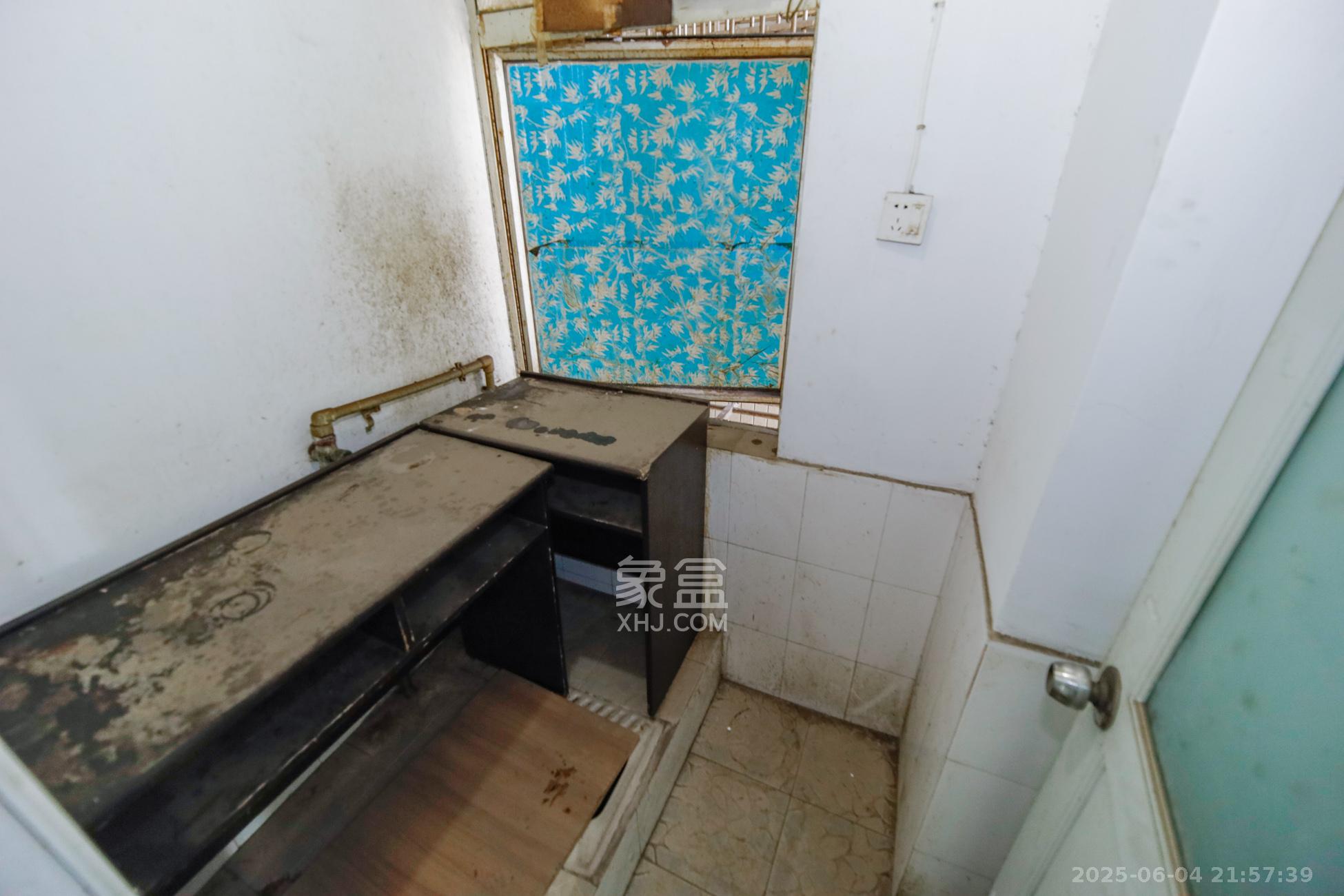 路桥大厦  4室2厅2卫   122.00万卫生间