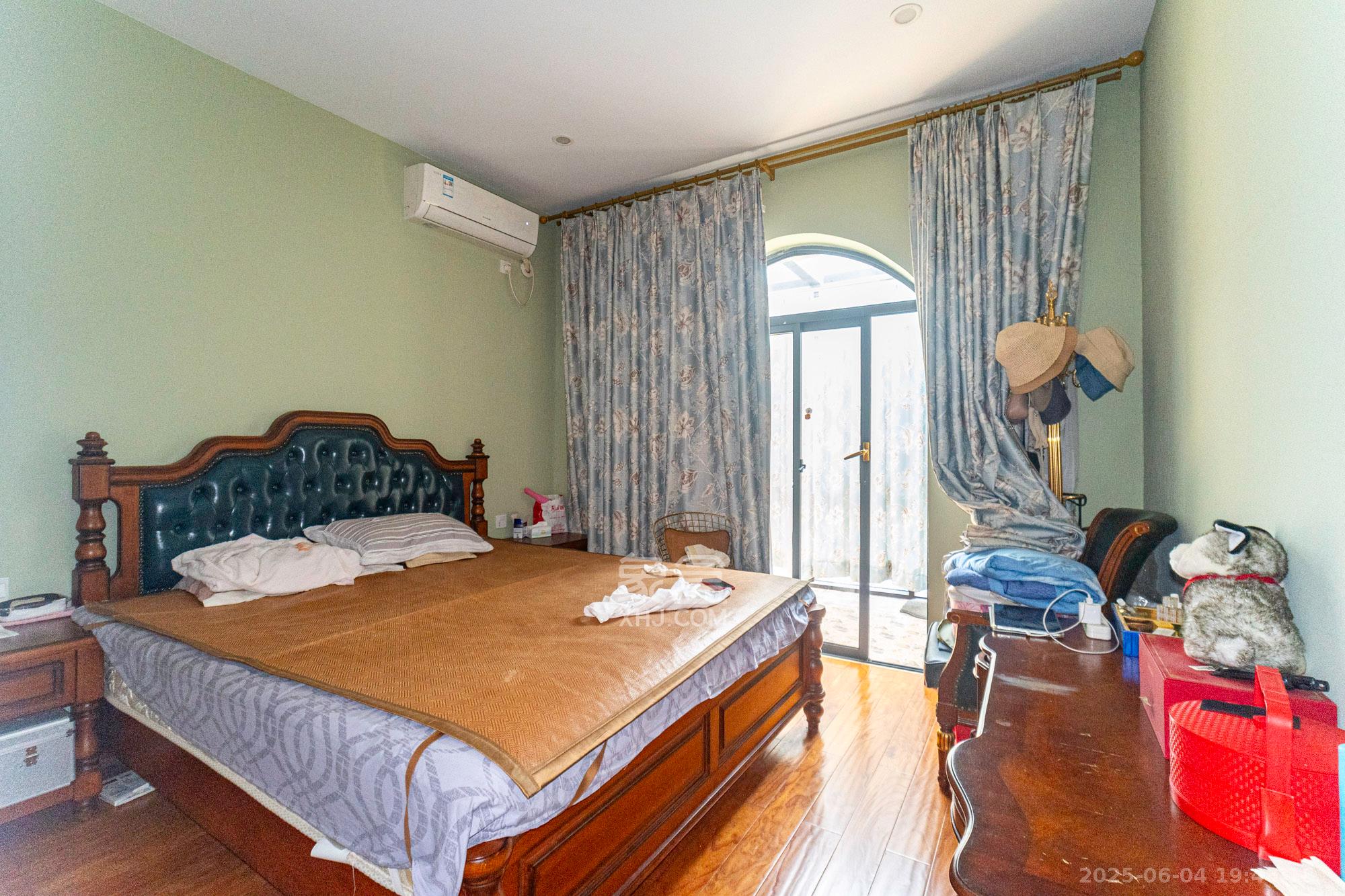 山水芙蓉国际新城  5室2厅2卫    688.0万 山水芙蓉国际新城  5室2厅2卫    688.0万卧室