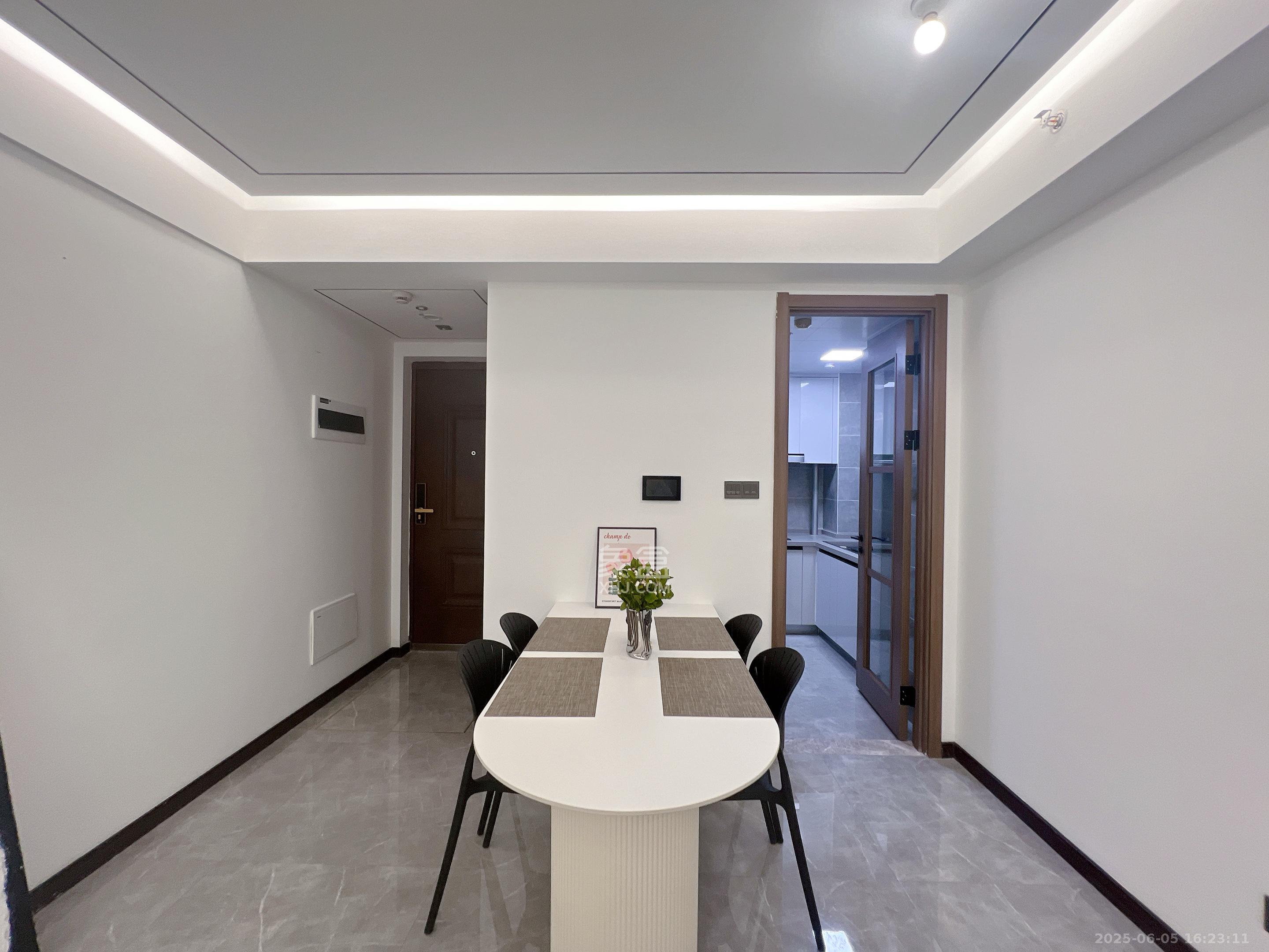 卓越中寰  3室2厅2卫    5000.0元/月室内图