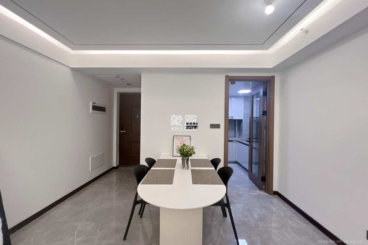 卓越中寰  3室2厅2卫    5000.0元/月 卓越中寰  3室2厅2卫    5000.0元/月室内图