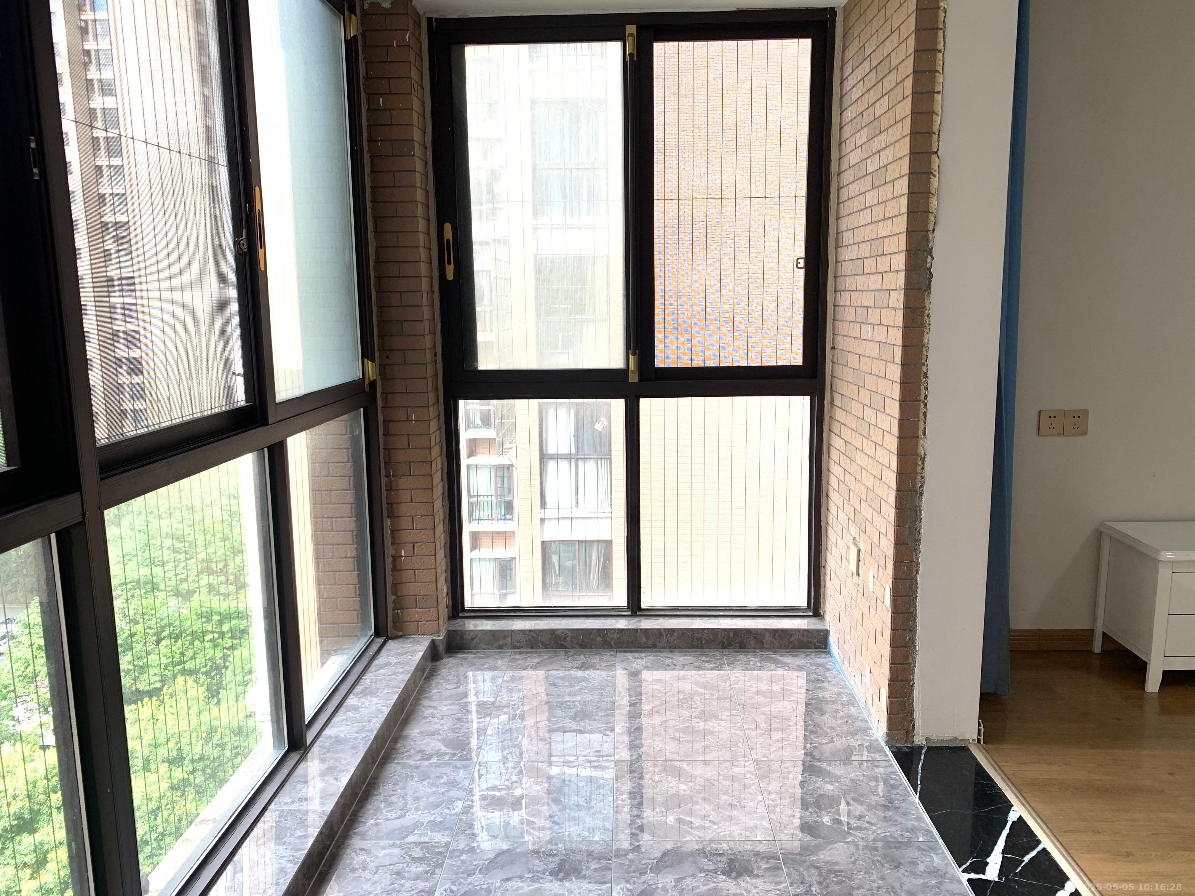 水岸世景  3室2厅2卫   2500.00元/月室内图