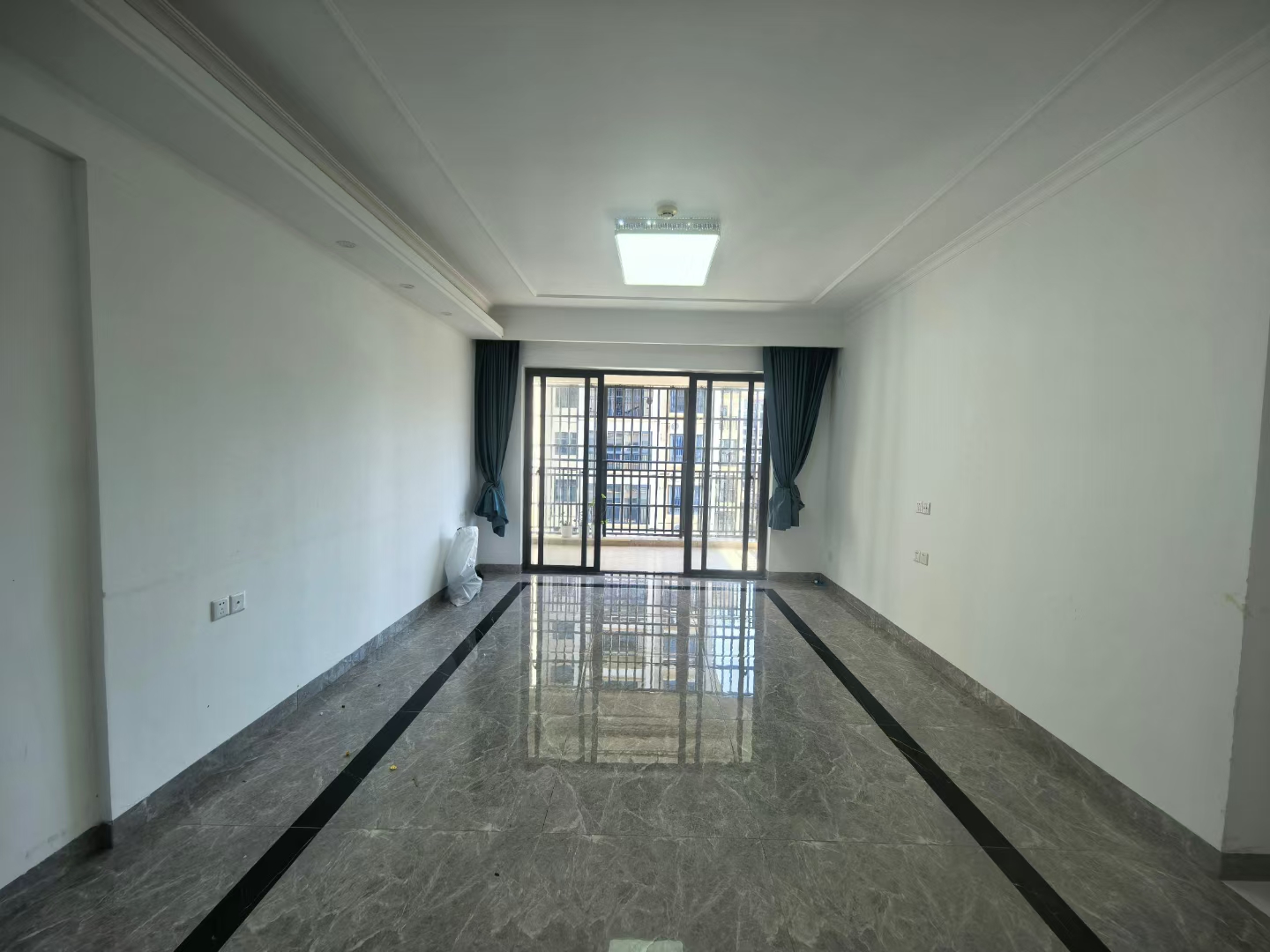 粤泰滨江花园  3室2厅1卫    148.0万 粤泰滨江花园  3室2厅1卫    148.0万客厅