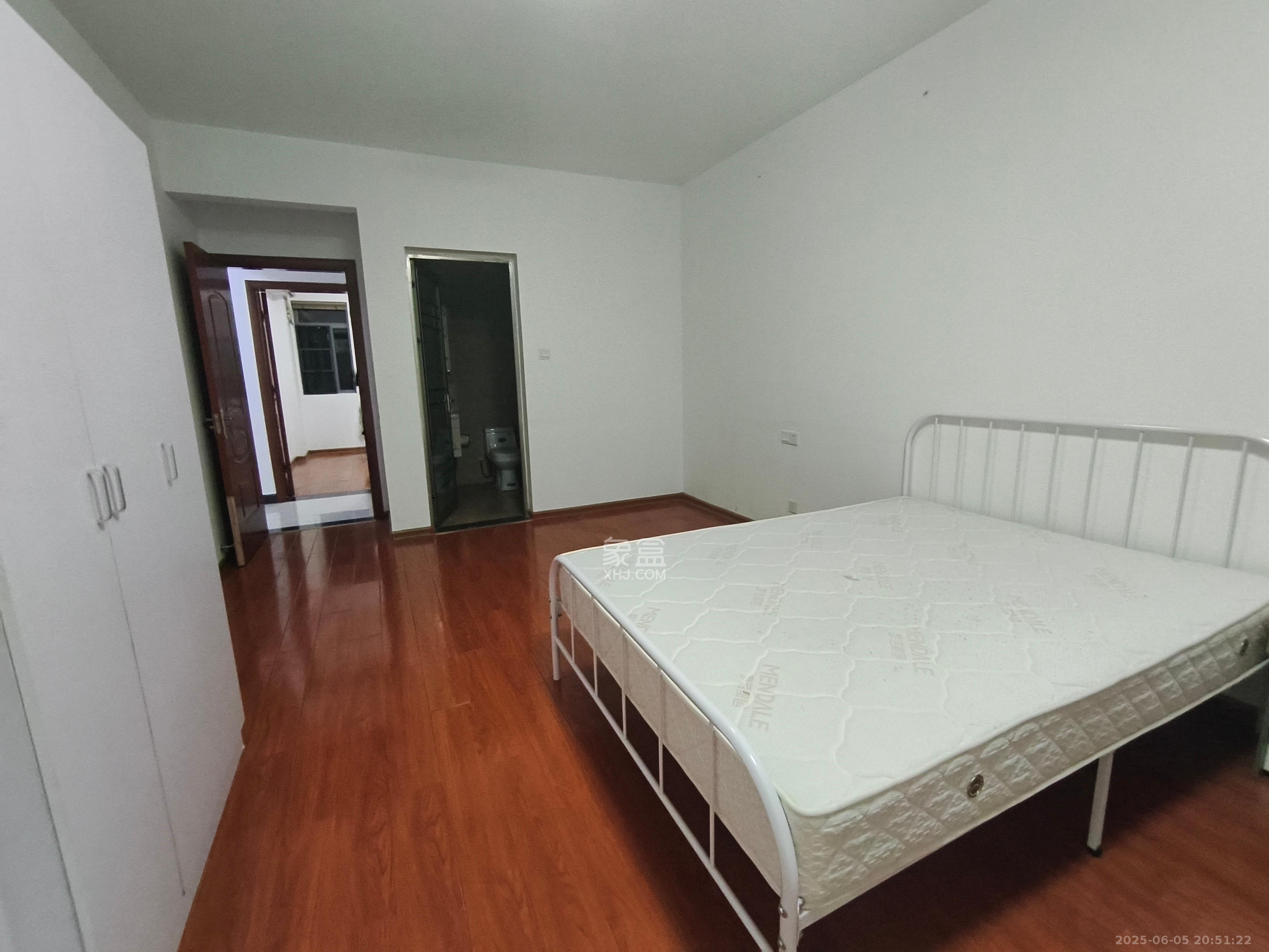 八方小区B区  4室2厅2卫   5500.00元/月室内图