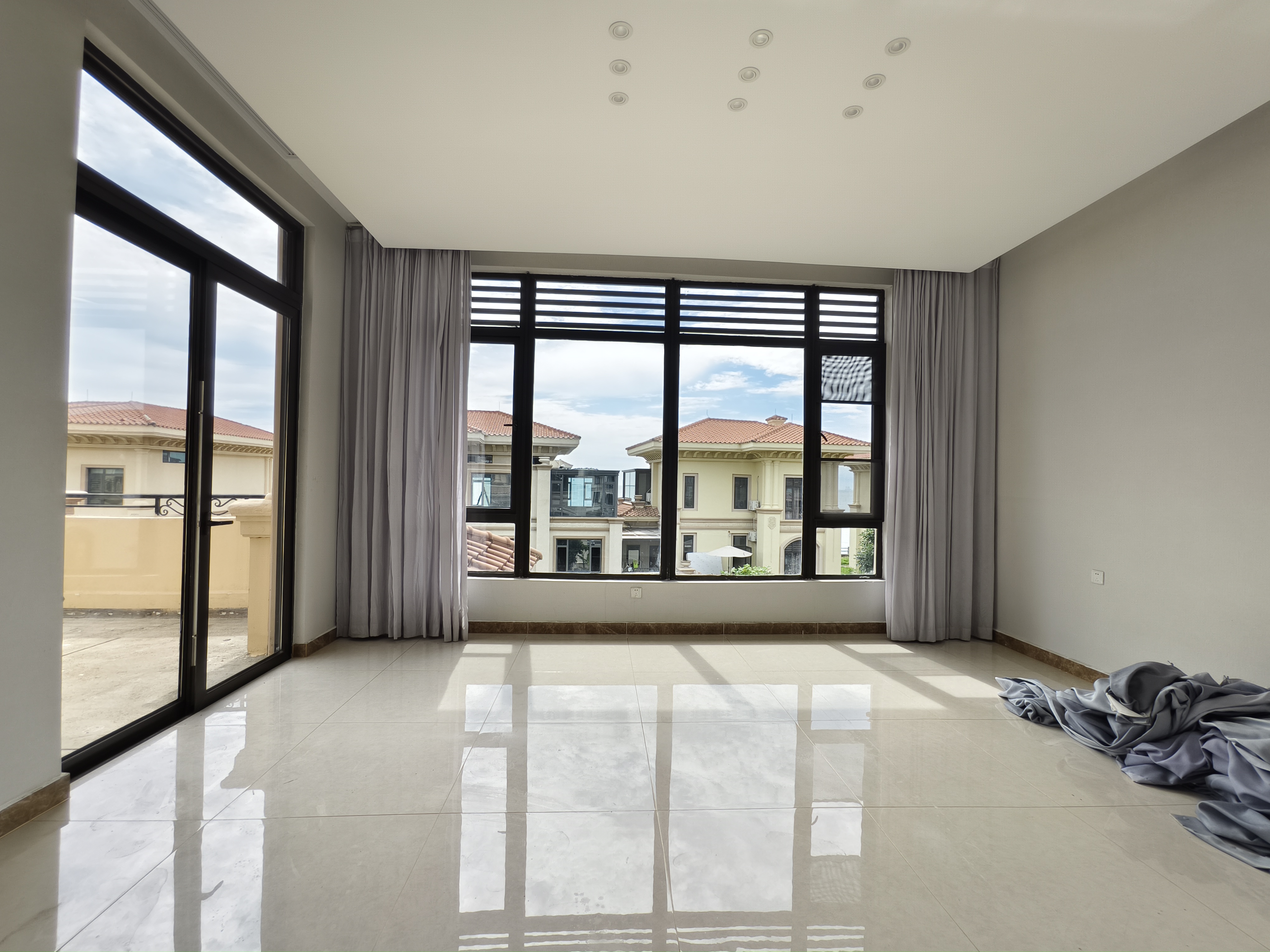 恒大美丽沙悦澜府 5室2厅2卫 19000.0元/月 恒大美丽沙悦澜府 5室2厅2卫 19000.0元/月室内图