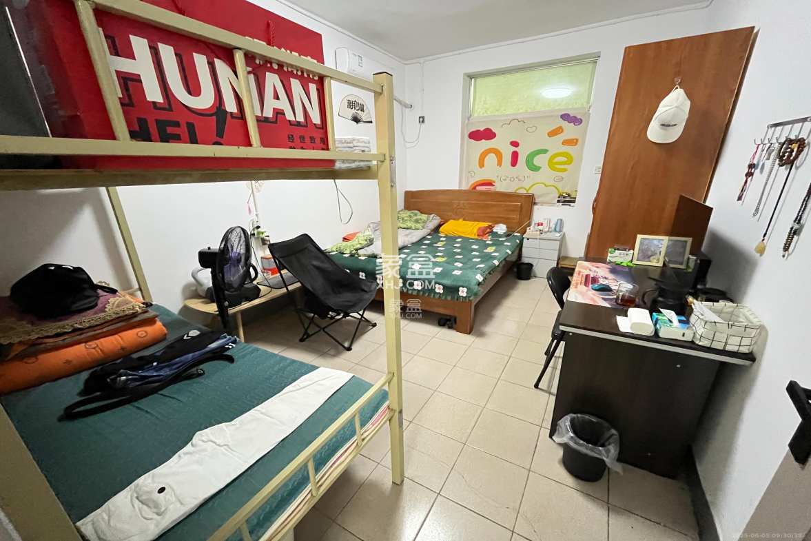 长岭水电八局宿舍 3室2厅1卫 1600.0元/月 长岭水电八局宿舍 3室2厅1卫 1600.0元/月室内图