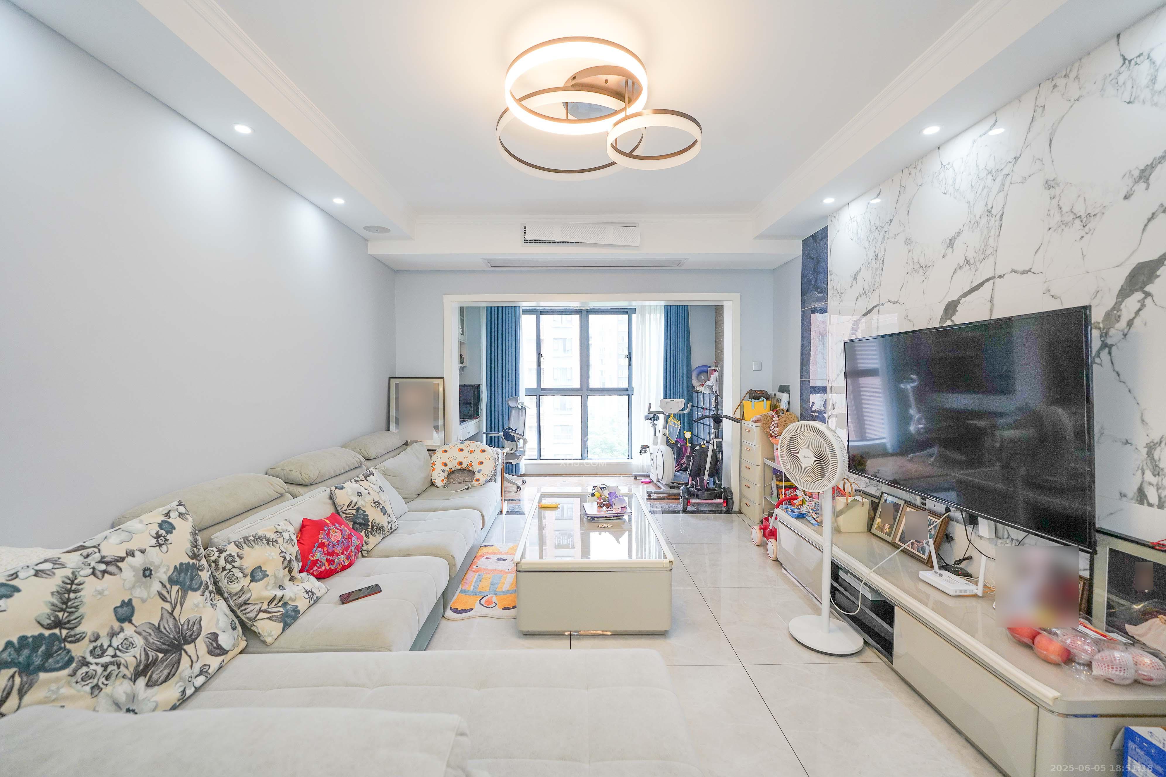 哈佛小镇(五矿哈佛小镇) 4室2厅2卫 93.0万 哈佛小镇(五矿哈佛小镇) 4室2厅2卫 93.0万客厅