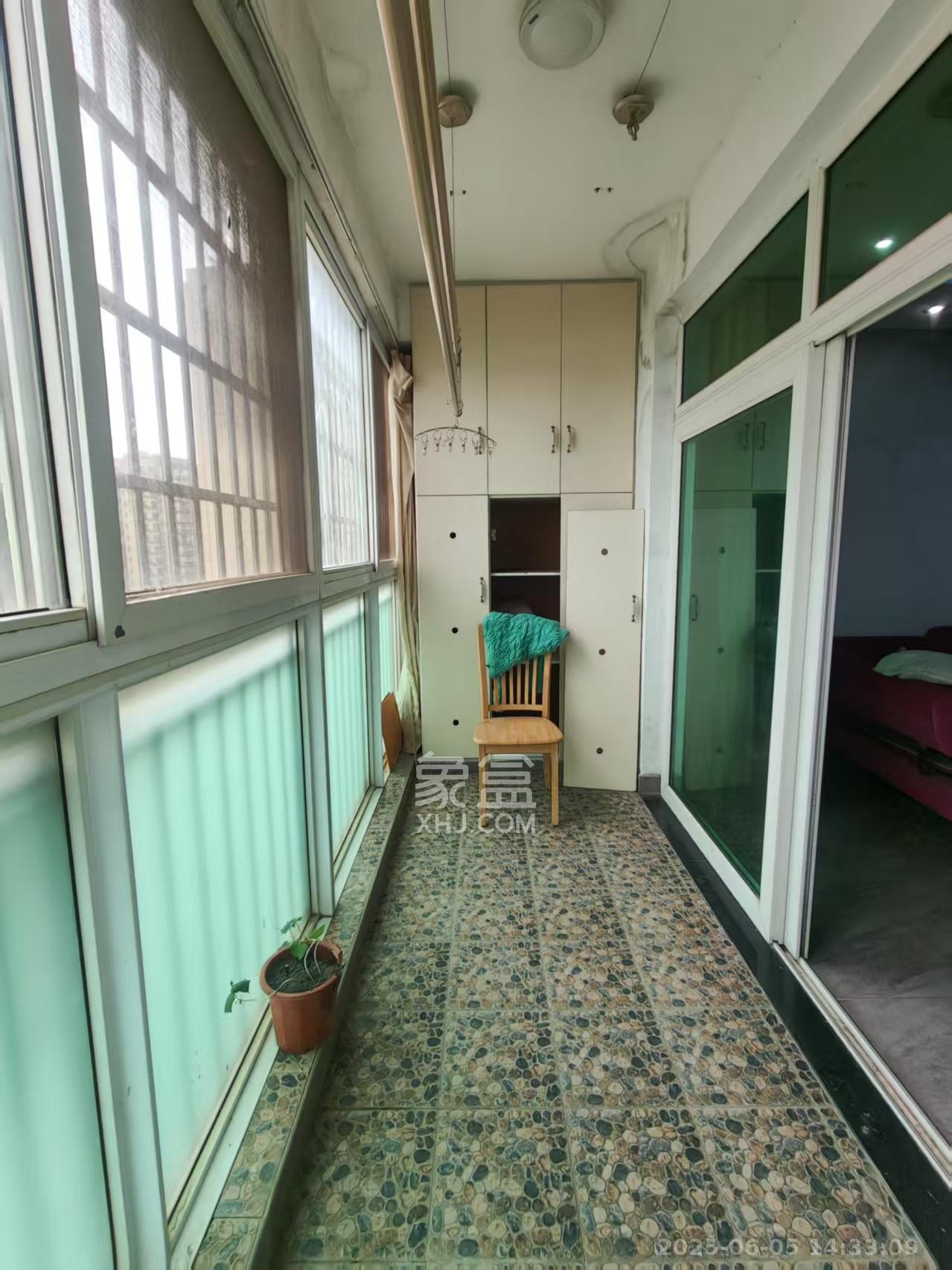 麓谷加州阳光  3室2厅2卫   2500.00元/月室内图