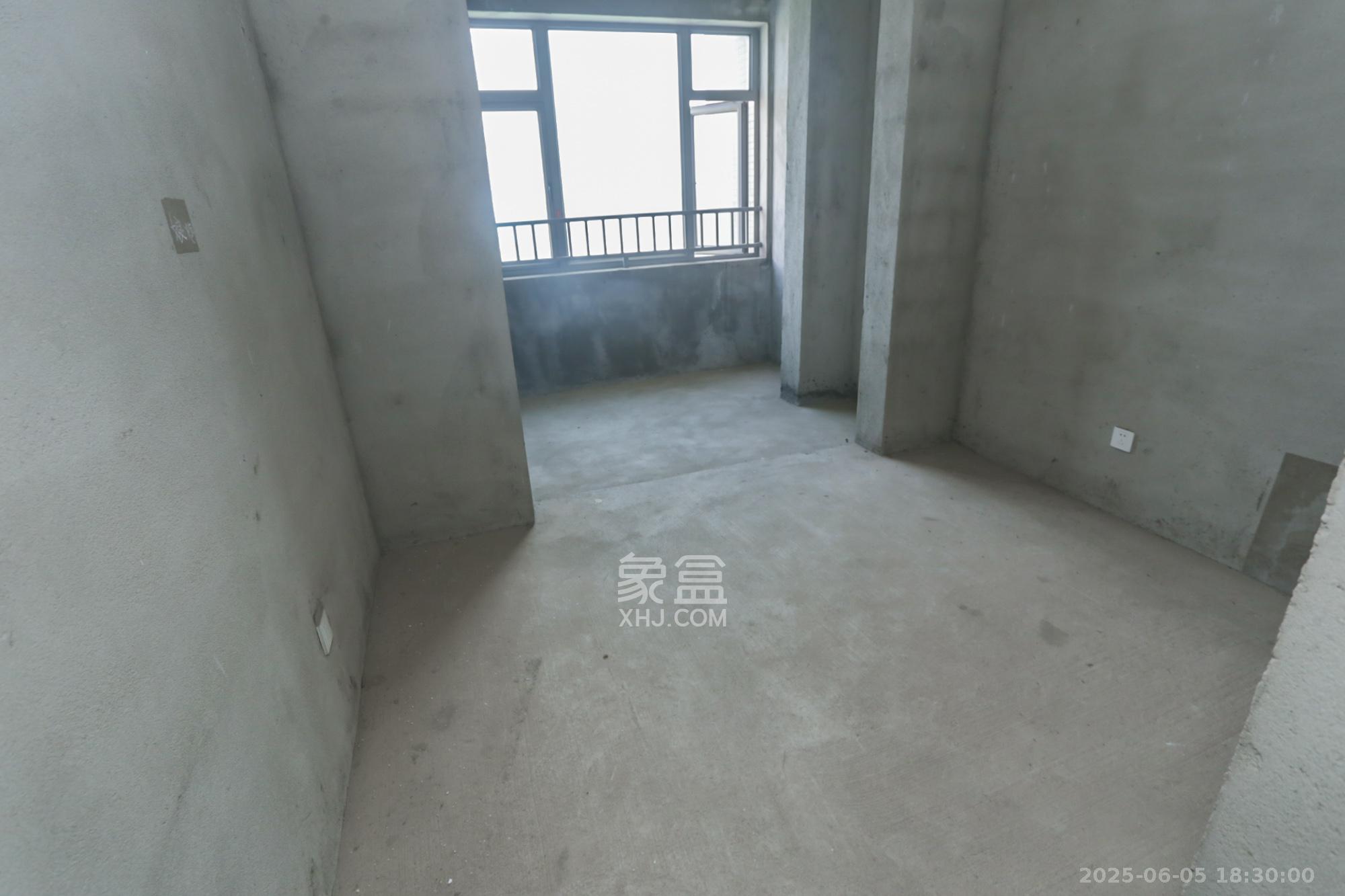 八方小区C区  3室2厅2卫   339.00万卧室