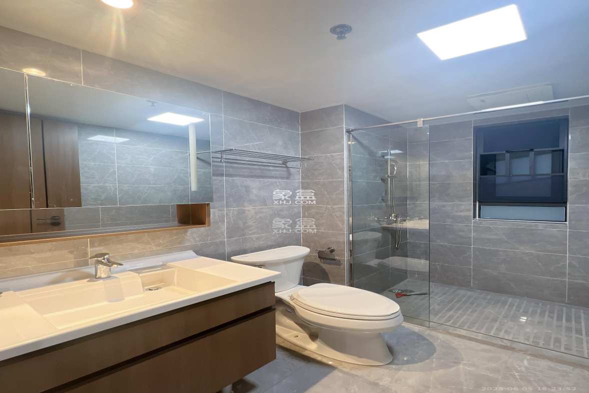 卓越中寰  3室2厅2卫    5000.0元/月 卓越中寰  3室2厅2卫    5000.0元/月室内图