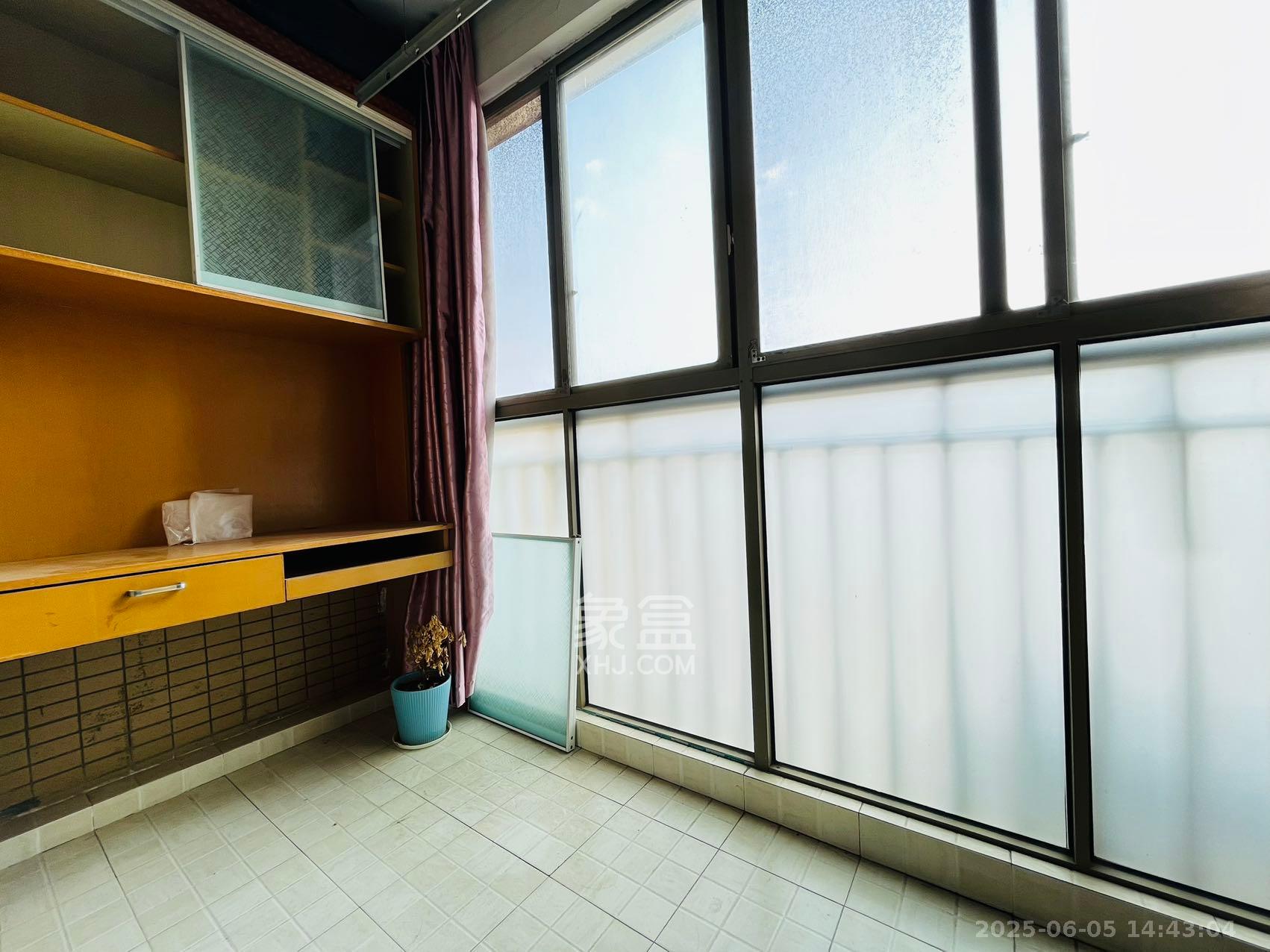 层上观邸  3室2厅1卫    2300.0元/月 层上观邸  3室2厅1卫    2300.0元/月室内图