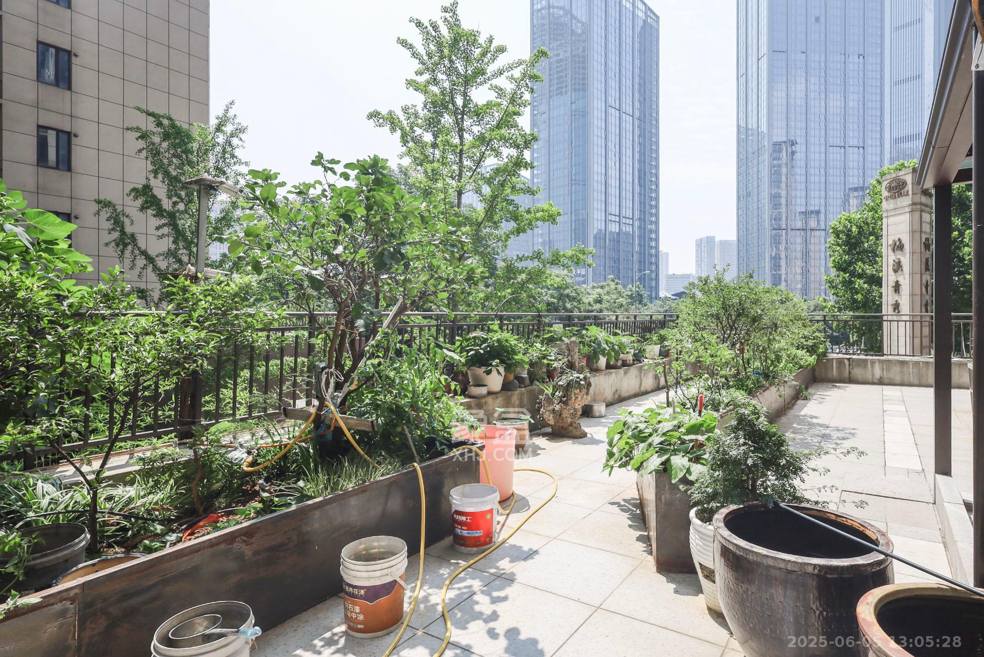 中国铁建梅溪青秀二期  5室2厅2卫   218.00万阳台