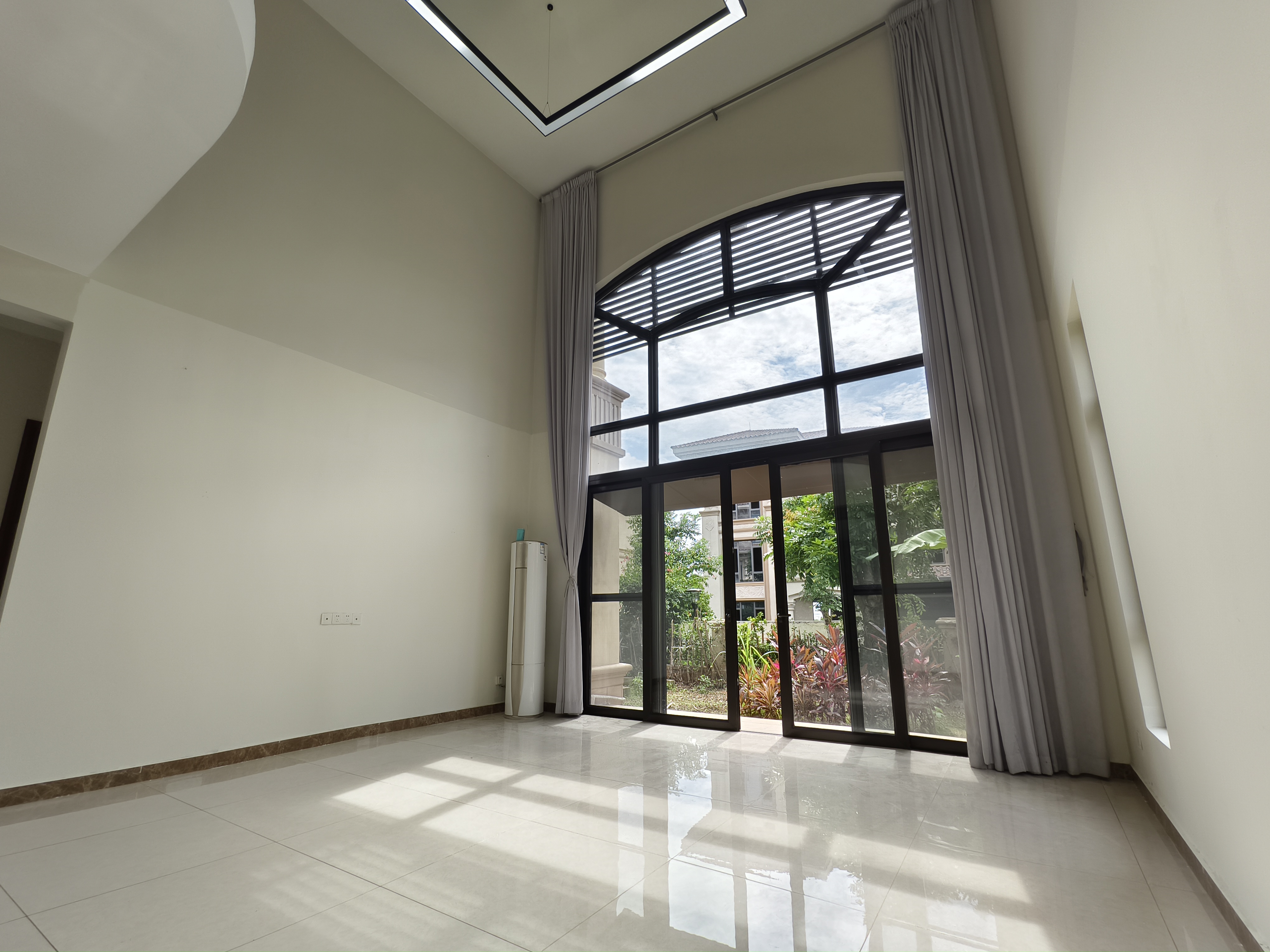 恒大美丽沙悦澜府 5室2厅2卫 19000.0元/月 恒大美丽沙悦澜府 5室2厅2卫 19000.0元/月室内图