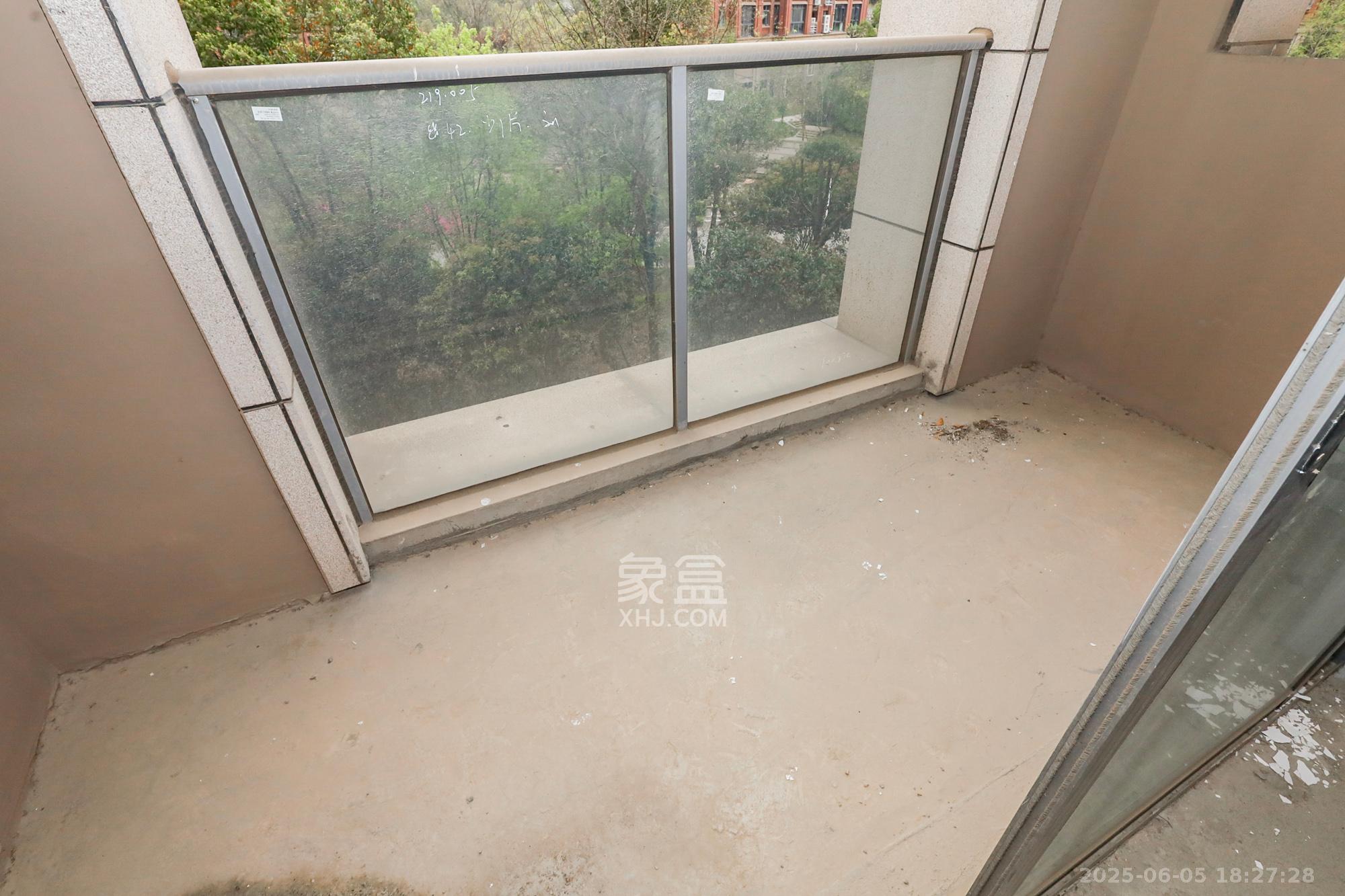 八方小区B区  3室2厅2卫    350.0万 八方小区B区  3室2厅2卫    350.0万阳台