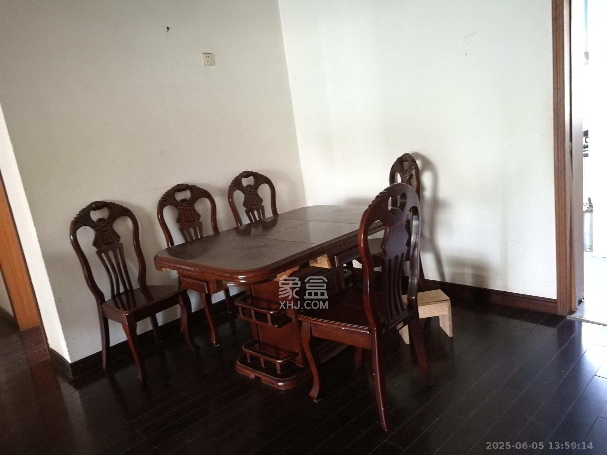 三湘小区  4室2厅2卫   1800.00元/月室内图