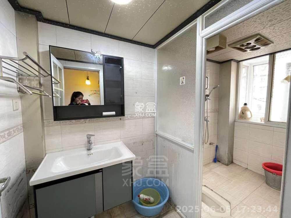 天泰小区 3室2厅2卫 1600.0元/月 天泰小区 3室2厅2卫 1600.0元/月室内图