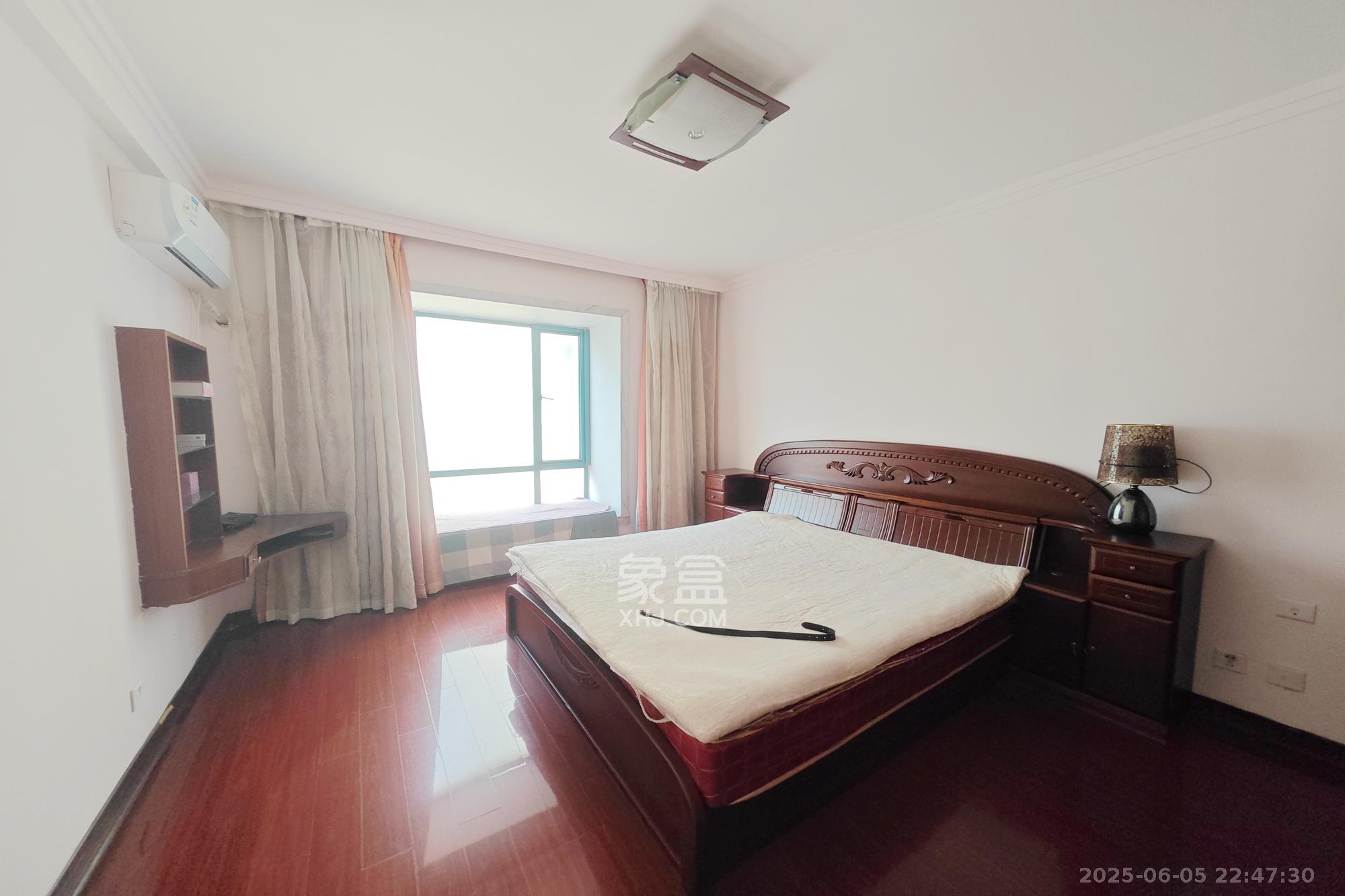 亚华香舍花都  3室2厅2卫    118.0万卧室