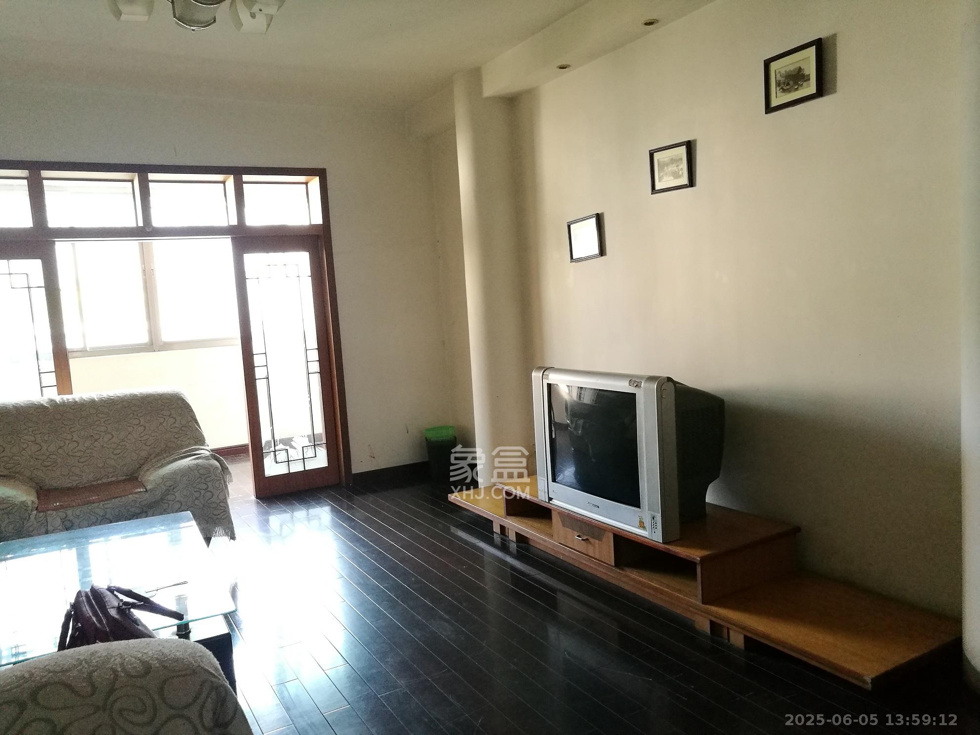 三湘小区  4室2厅2卫   1800.00元/月室内图1