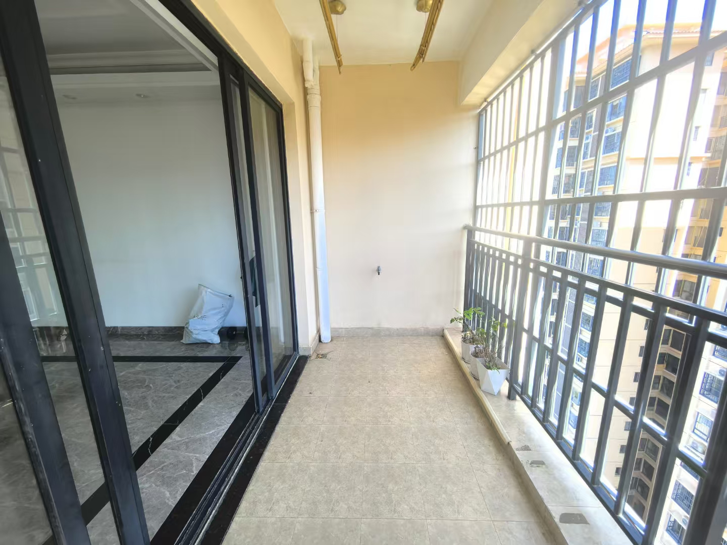 粤泰滨江花园  3室2厅1卫    148.0万 粤泰滨江花园  3室2厅1卫    148.0万客厅